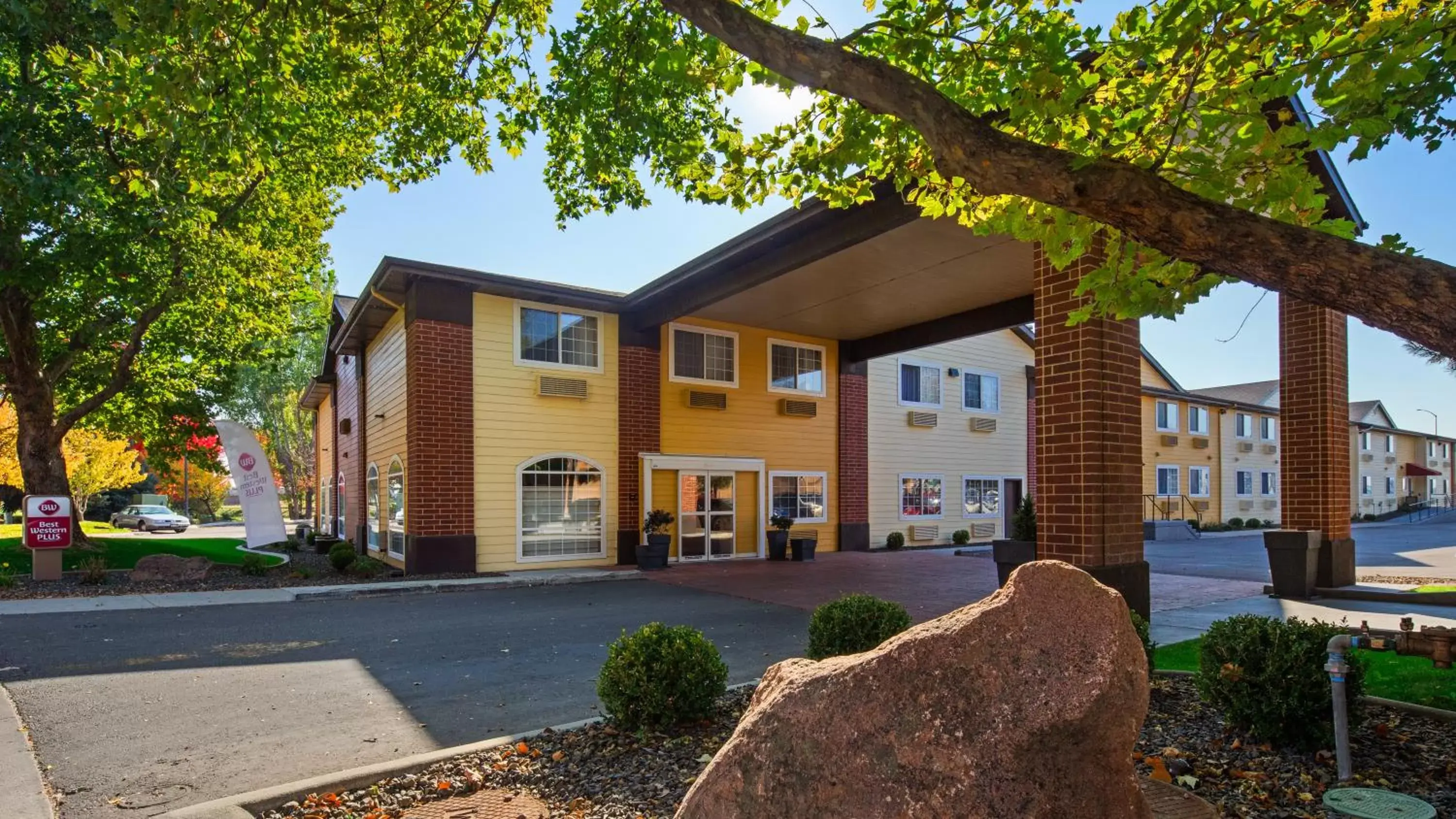 Facade/entrance, Property Building in Best Western Plus Meridian