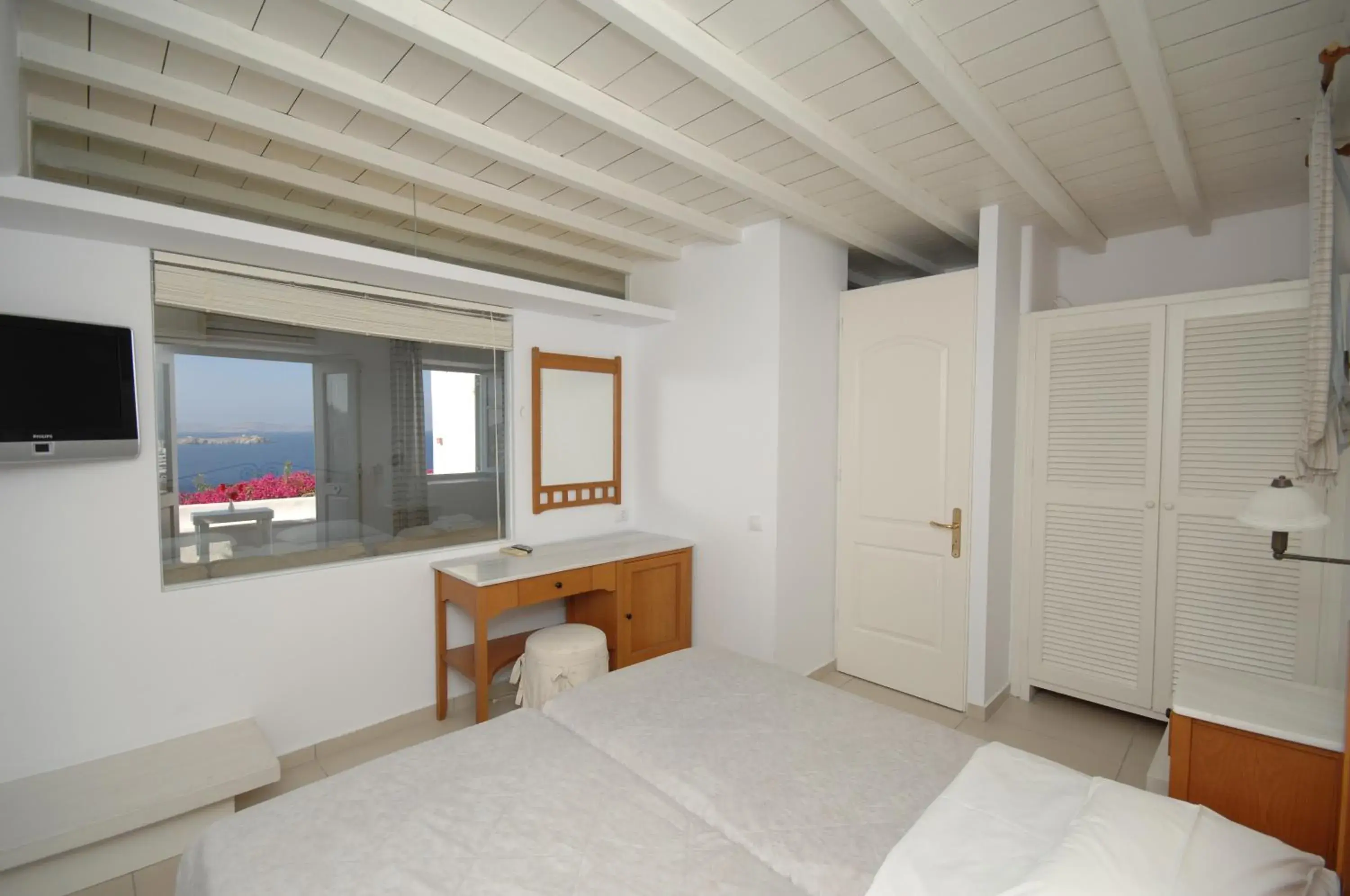Photo of the whole room, Bed in Mykonos View Hotel