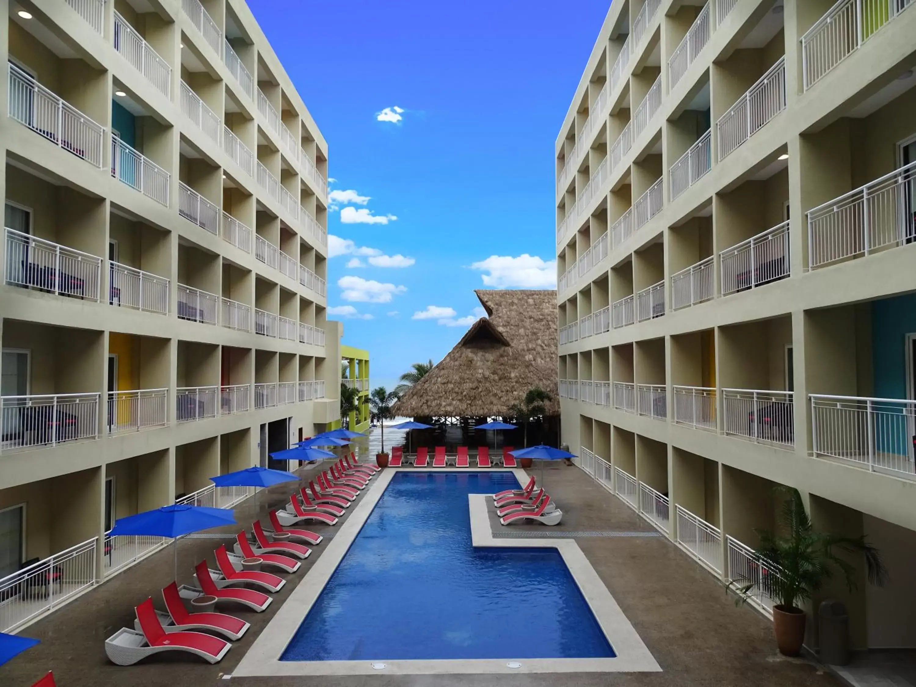 Area and facilities, Swimming Pool in Decameron Isla Coral