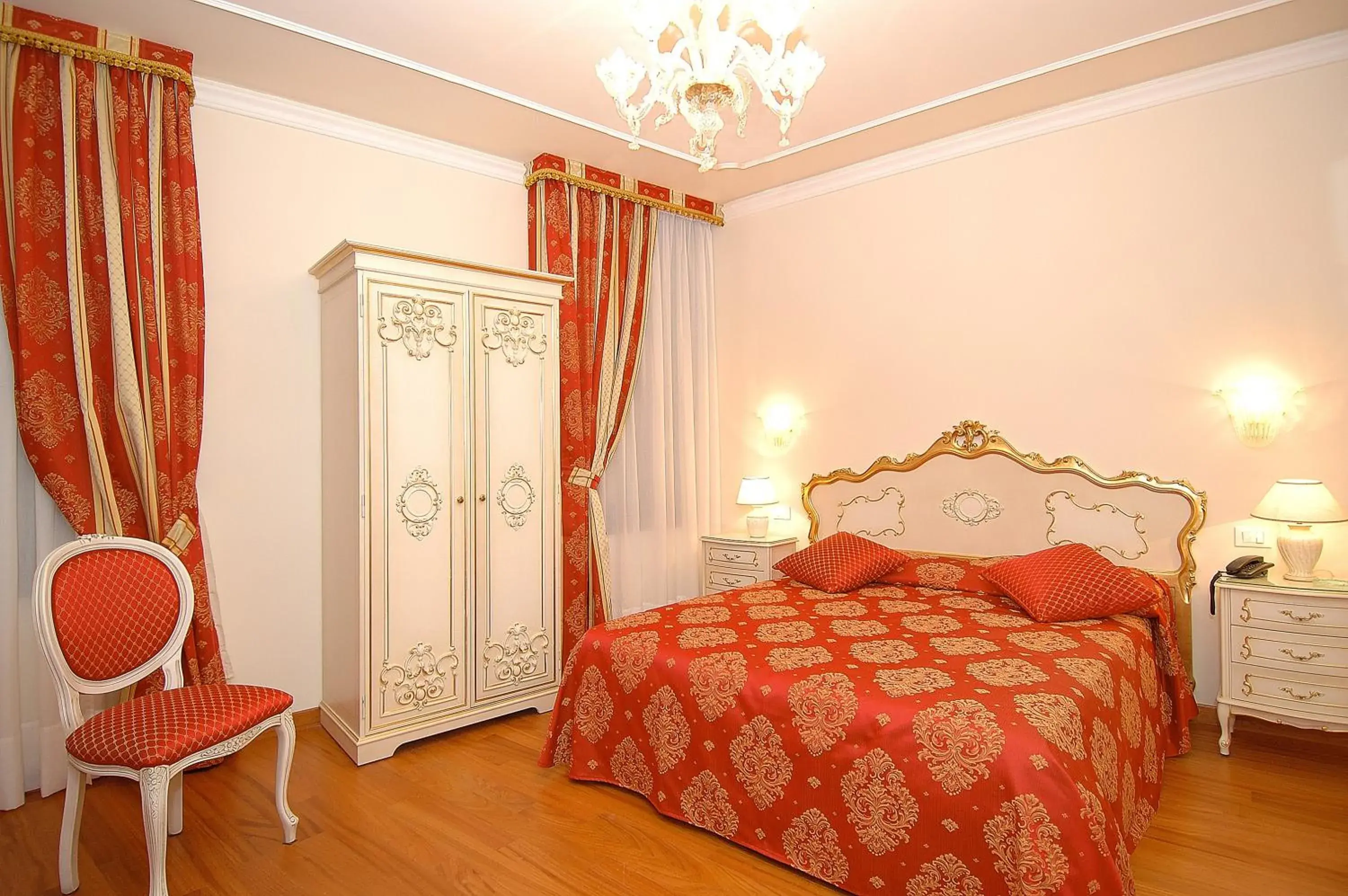 Photo of the whole room, Bed in Hotel San Luca Venezia