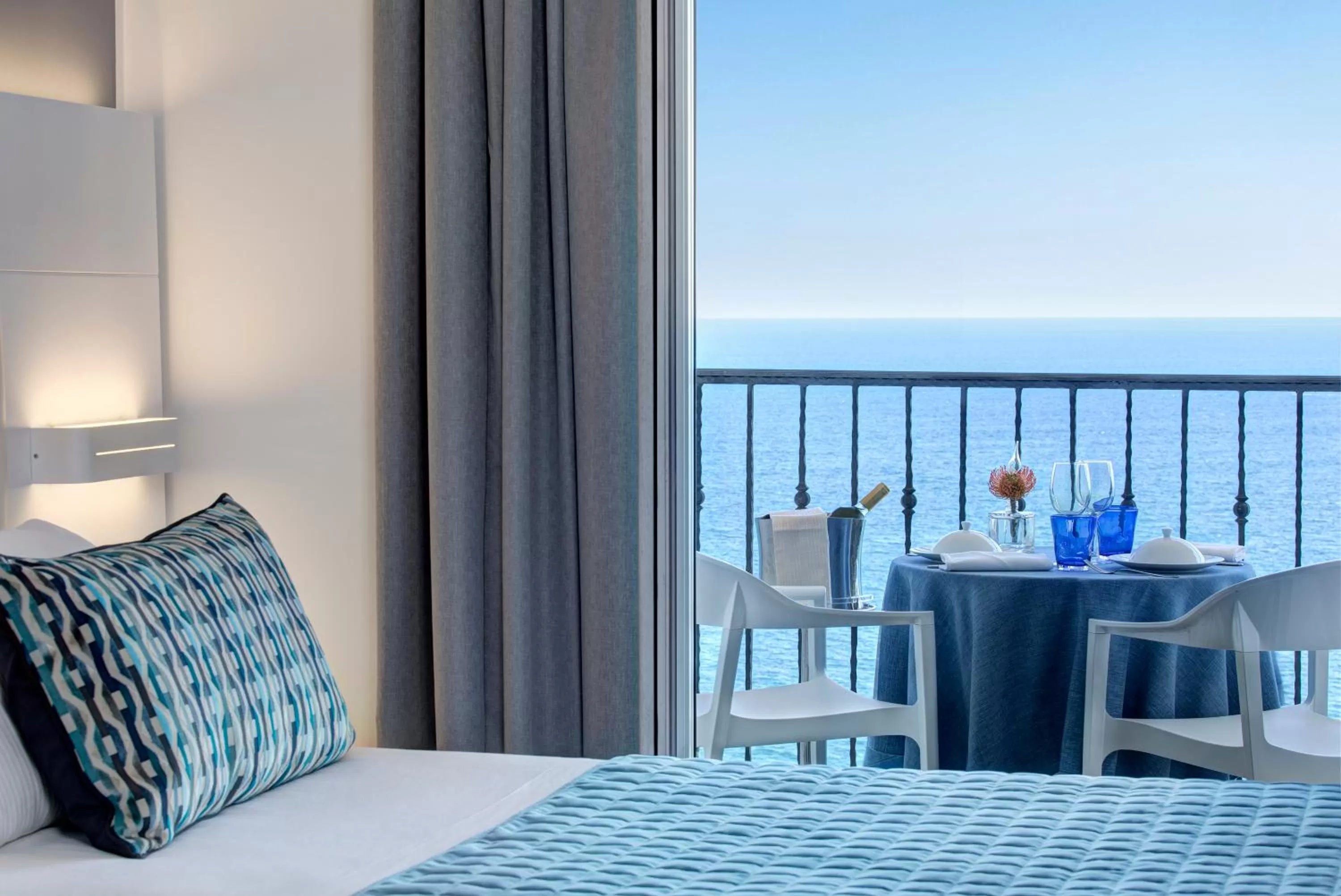 Balcony/Terrace, Bed in Lloyd's Baia Hotel