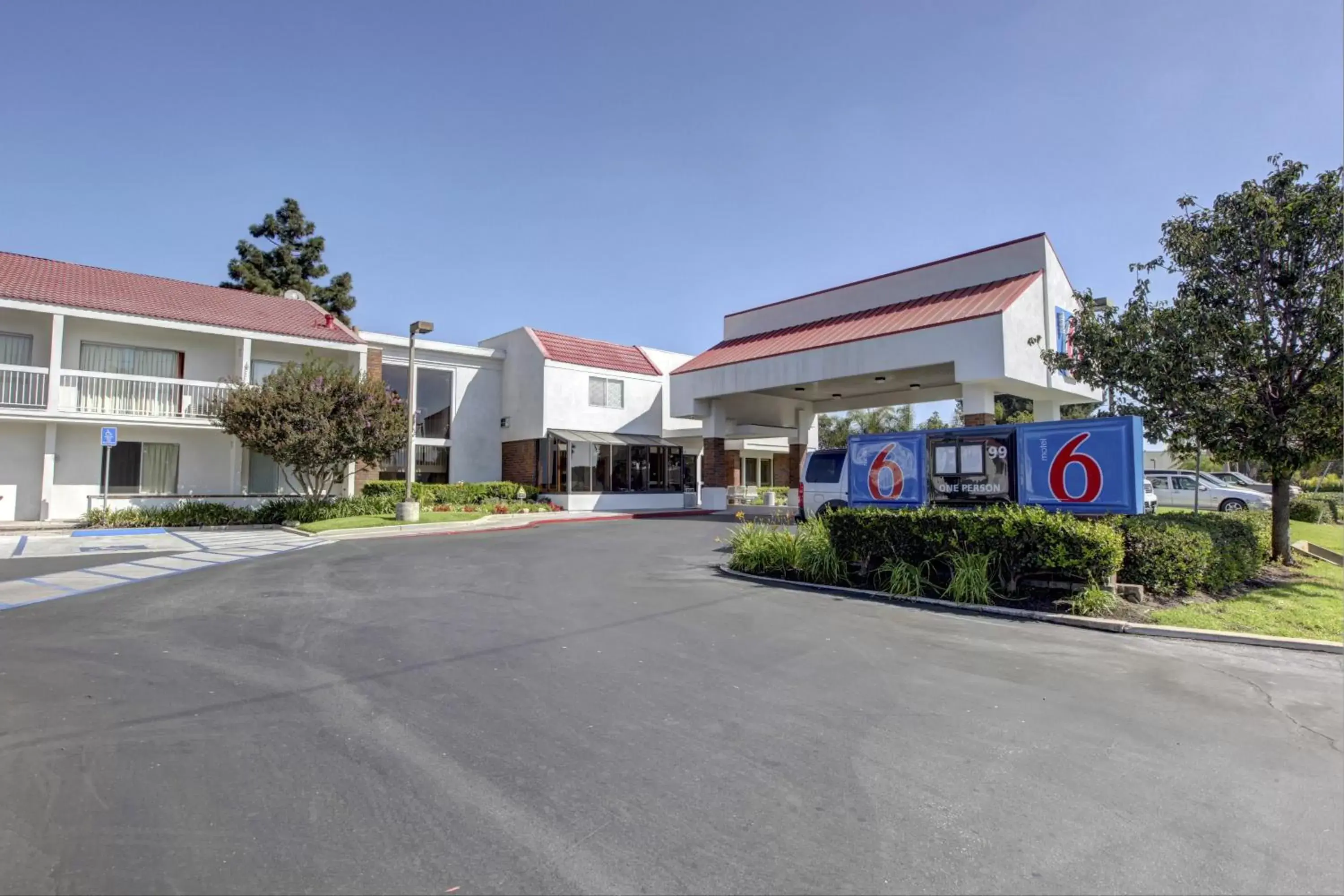 Facade/entrance, Property Building in Motel 6-Santa Ana, CA - Irvine - Orange County Airport