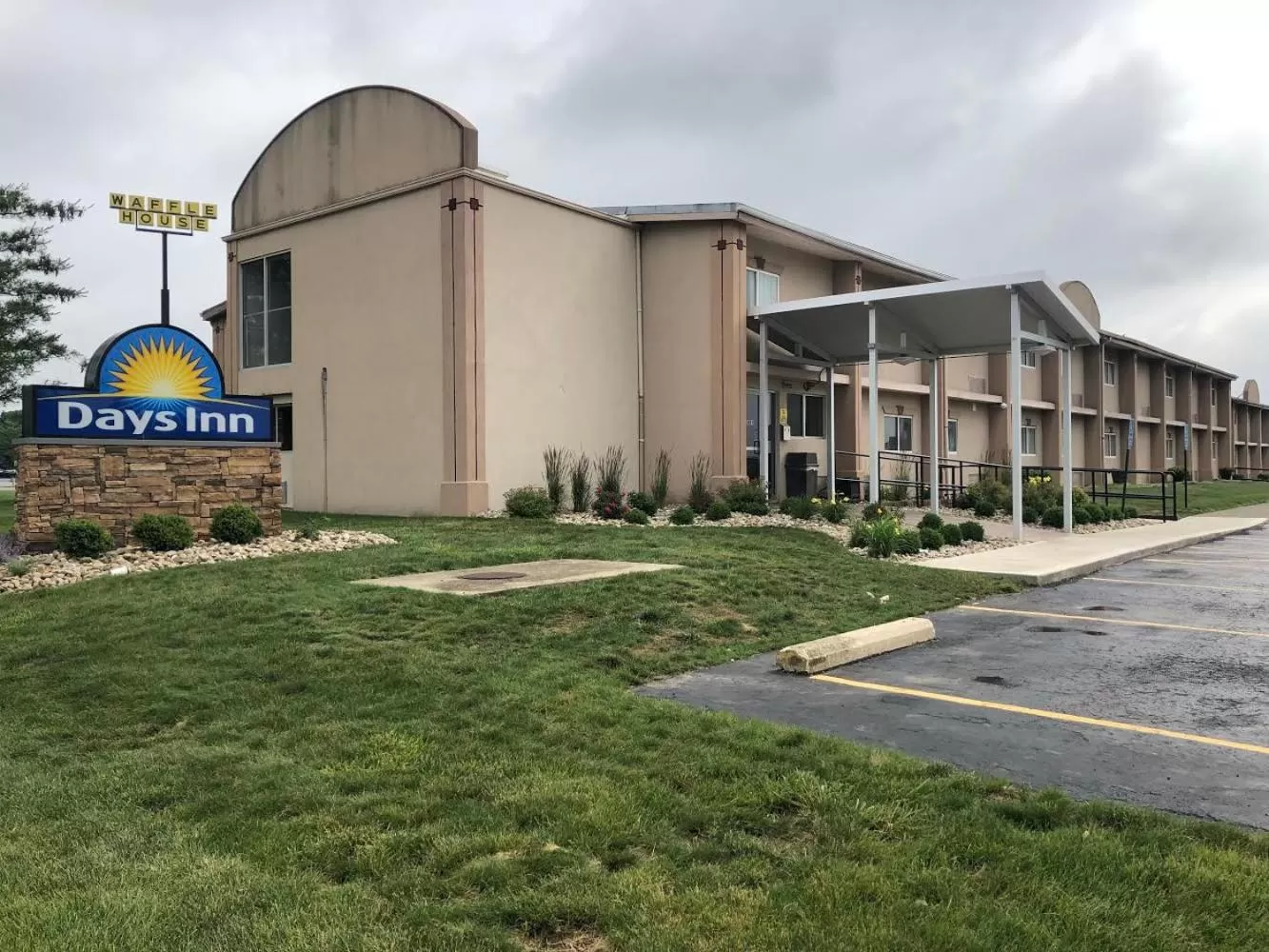 Facade/entrance in Days Inn by Wyndham Grove City Columbus South