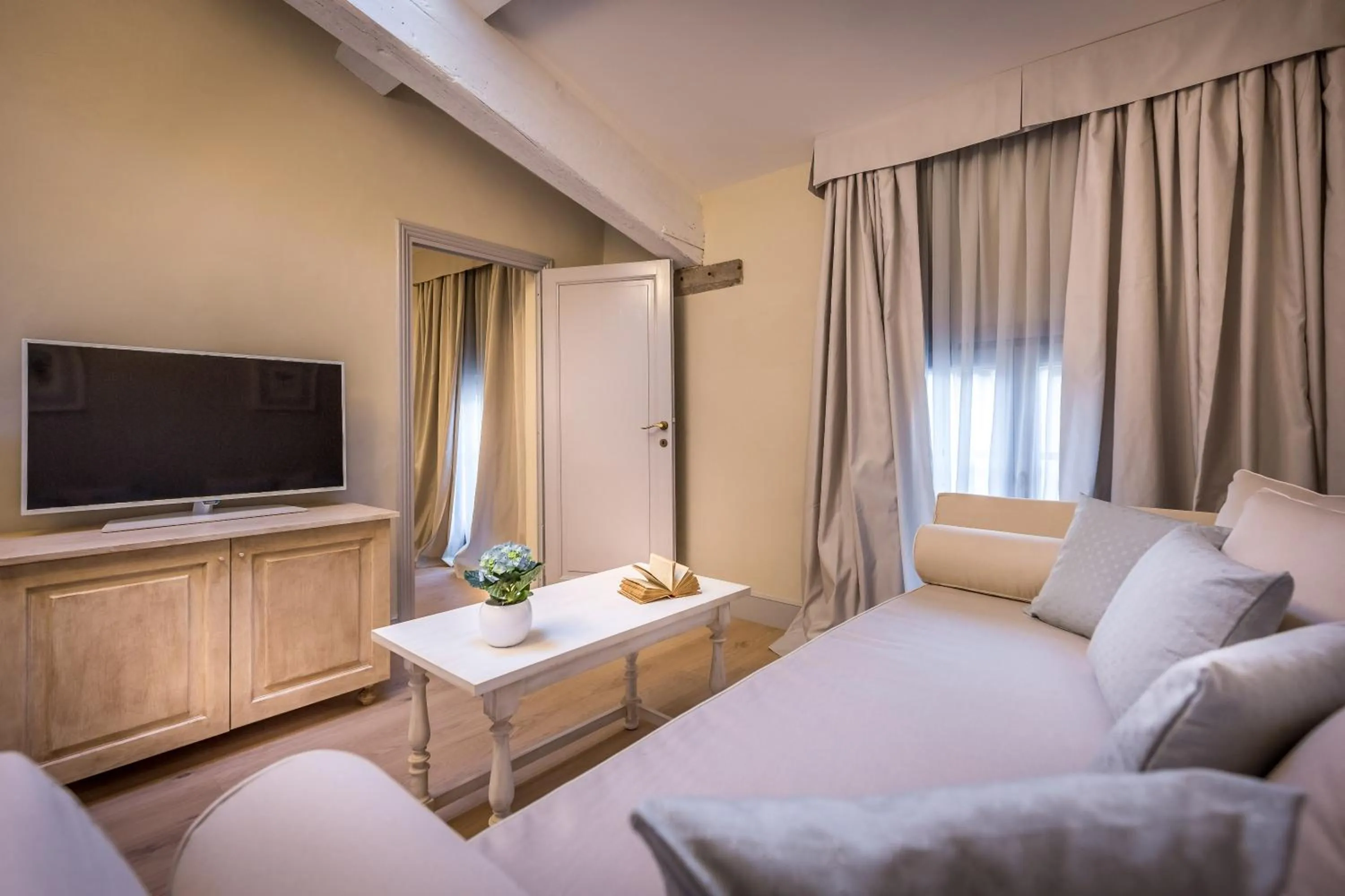 Living room, Bed in Palazzo Ridolfi - Residenza d'Epoca