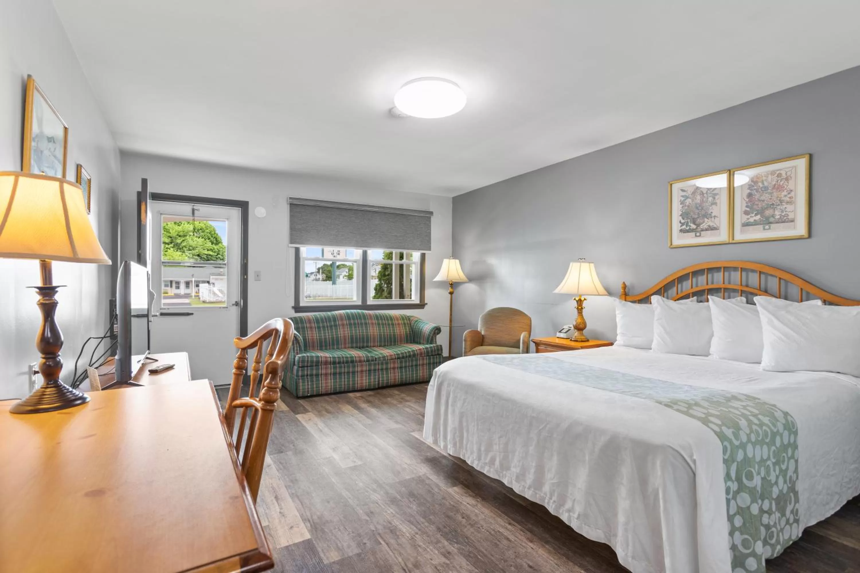 Photo of the whole room, Bed in Glass House Inn Erie Near I-90 & I-79