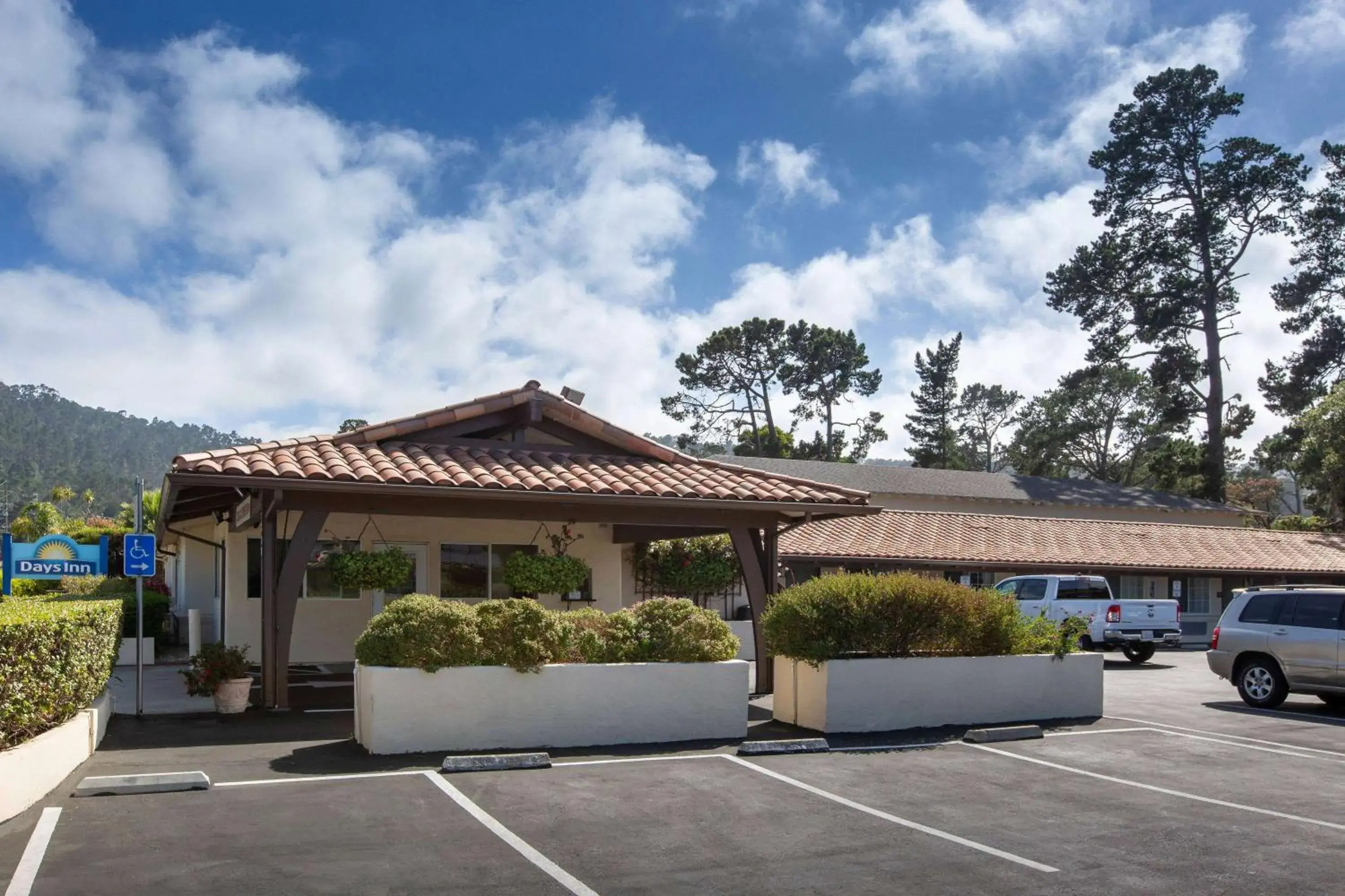 Property Building in Days Inn by Wyndham Monterey-Fisherman's Wharf Aquarium
