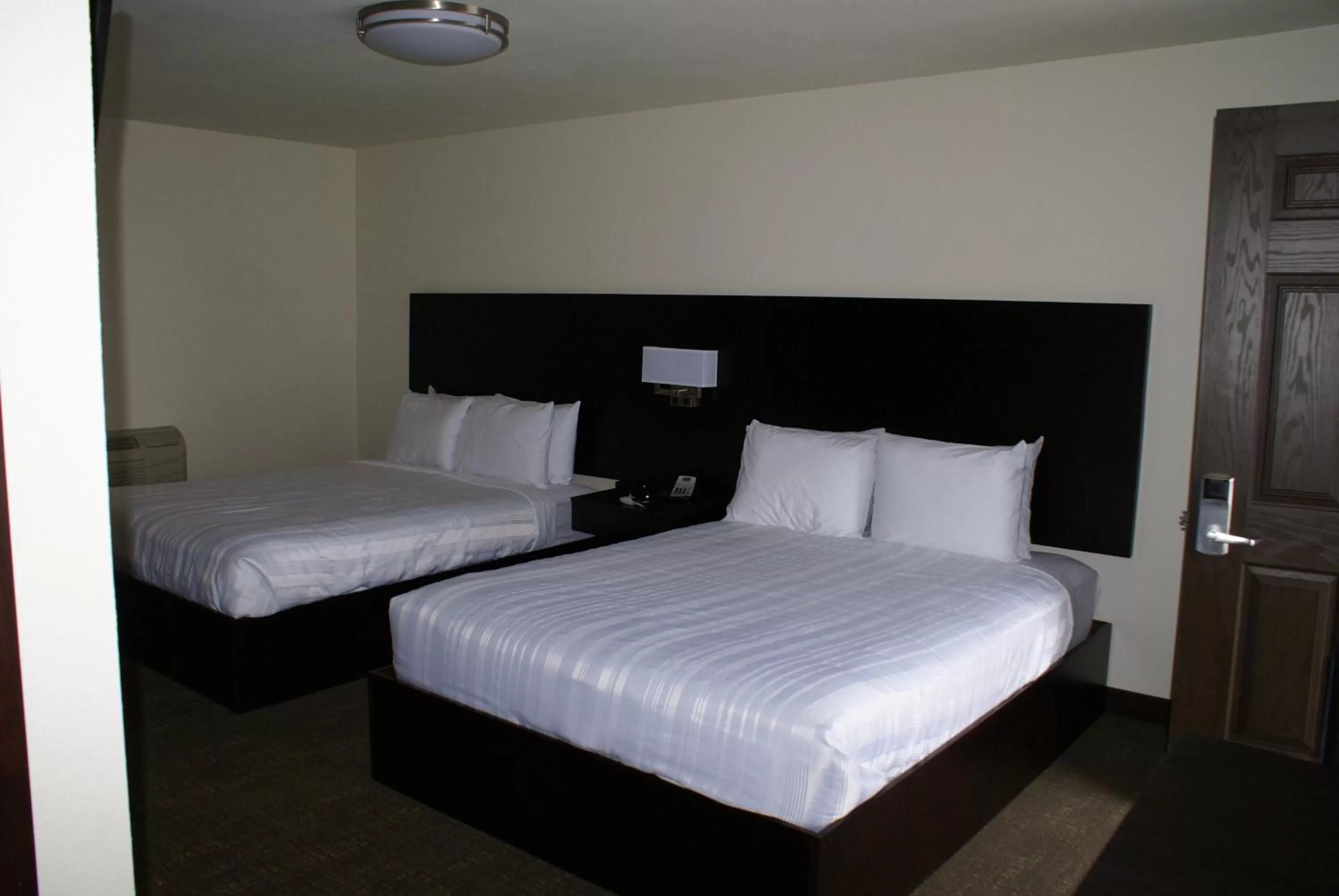Bed in Boarders Inn & Suites by Cobblestone Hotels - Syracuse