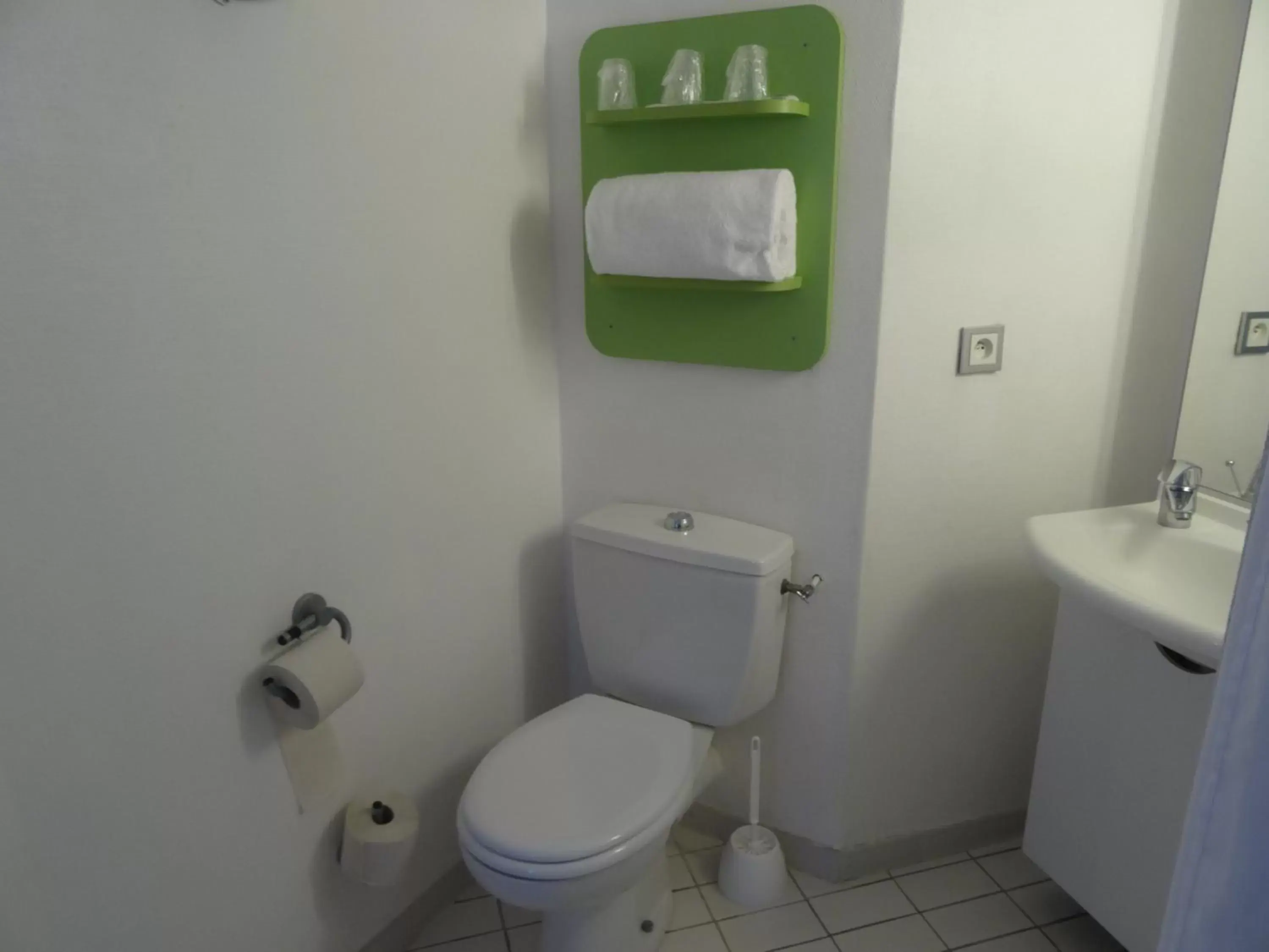 Bathroom in ibis budget Vienne Sud