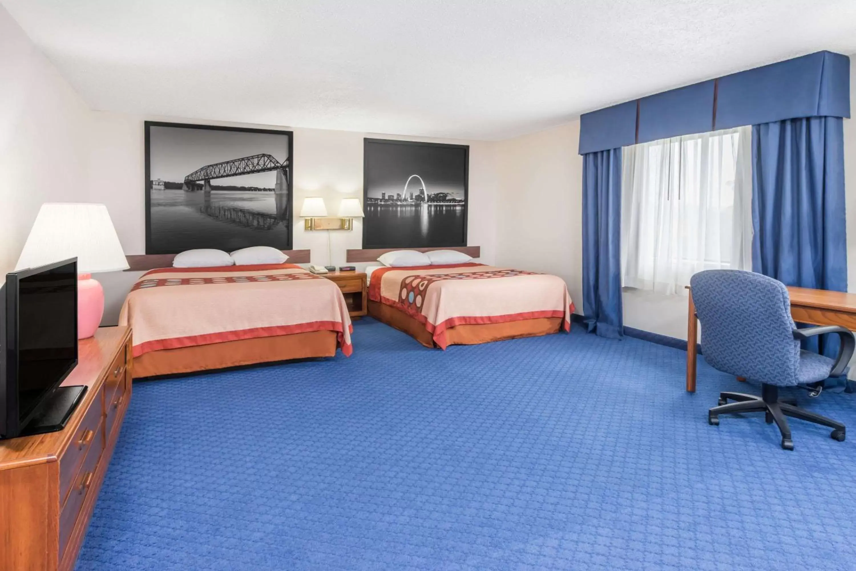 Photo of the whole room, Bed in Super 8 by Wyndham O'Fallon