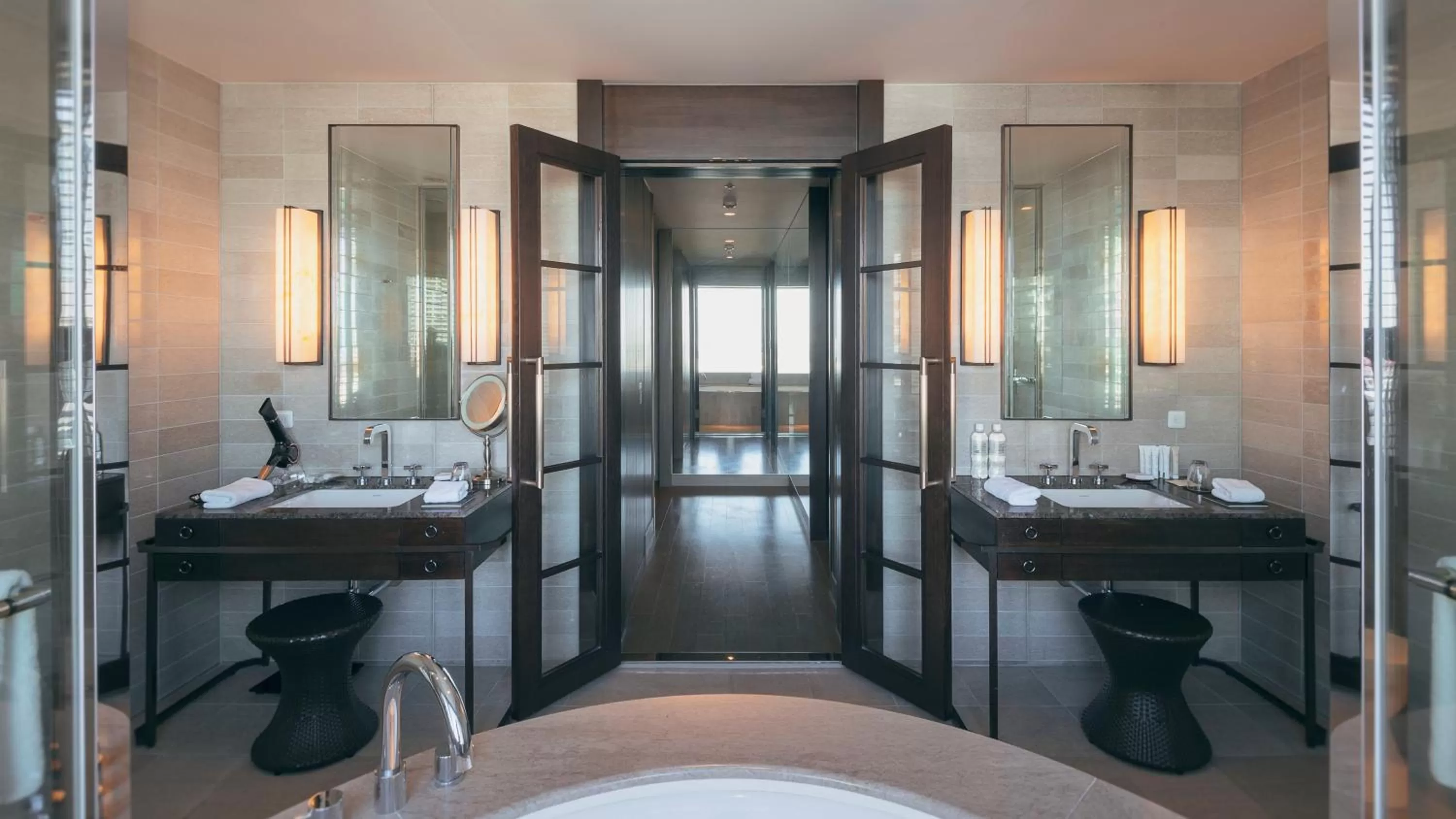 Shower in Oriental Hotel