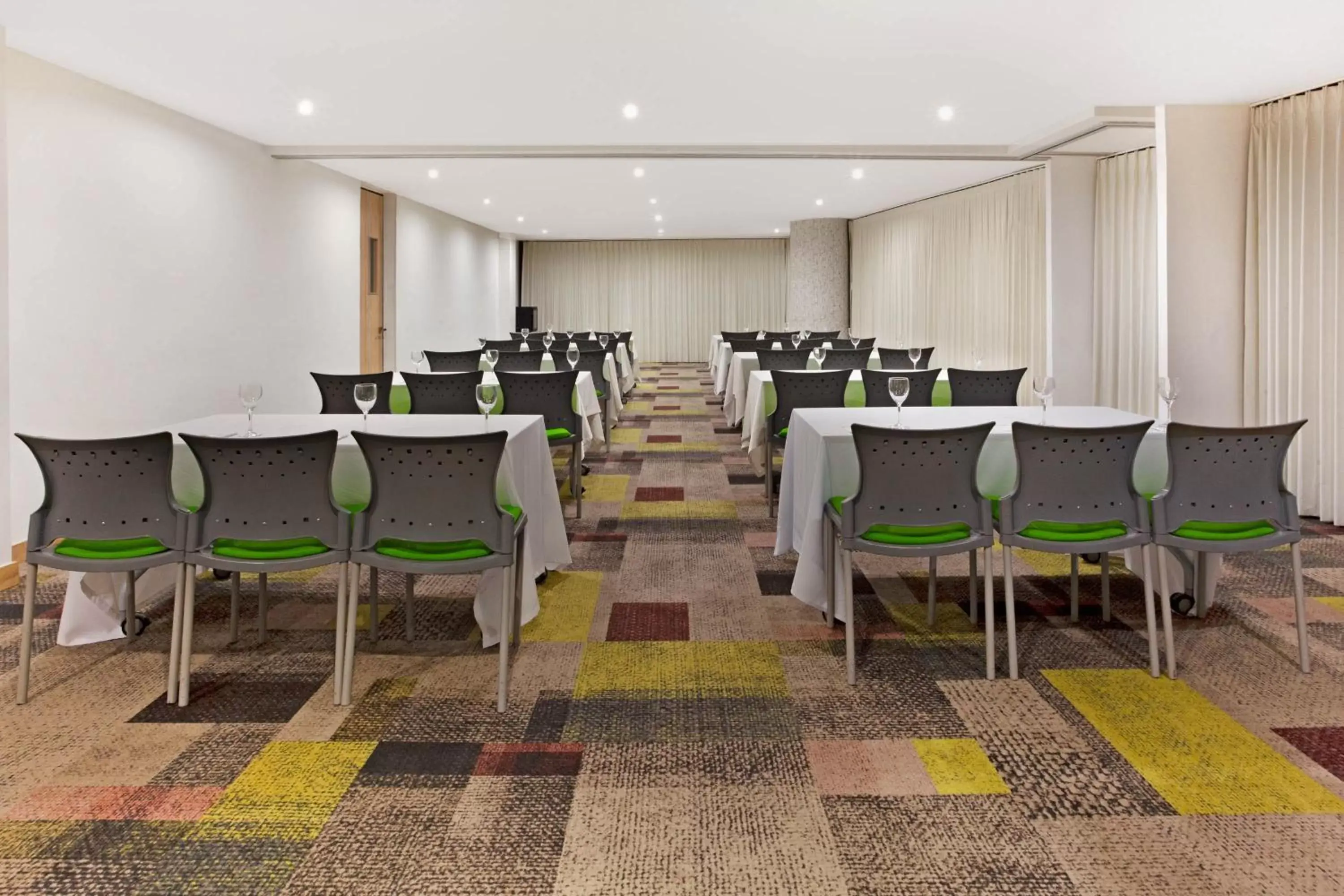 Business facilities in La Quinta by Wyndham Medellin