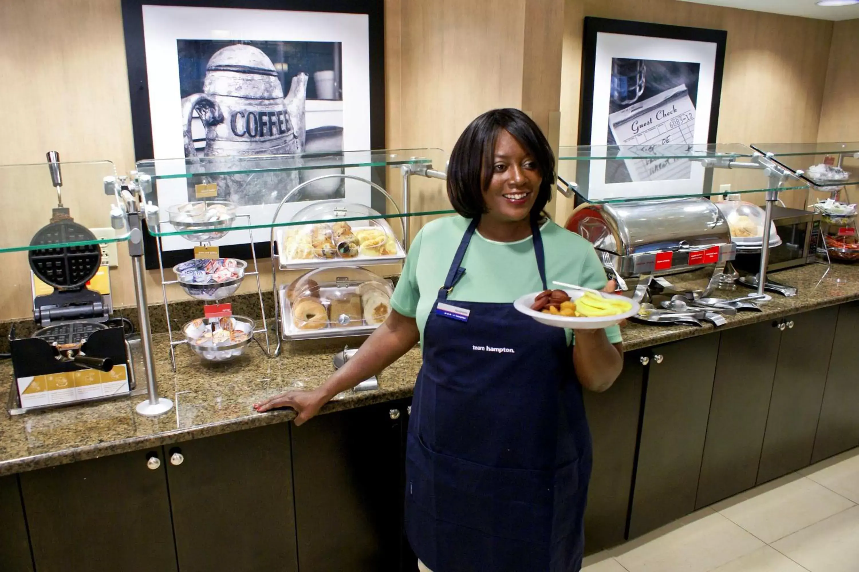 Dining area, Staff in Hampton Inn & Suites Charlotte-Airport