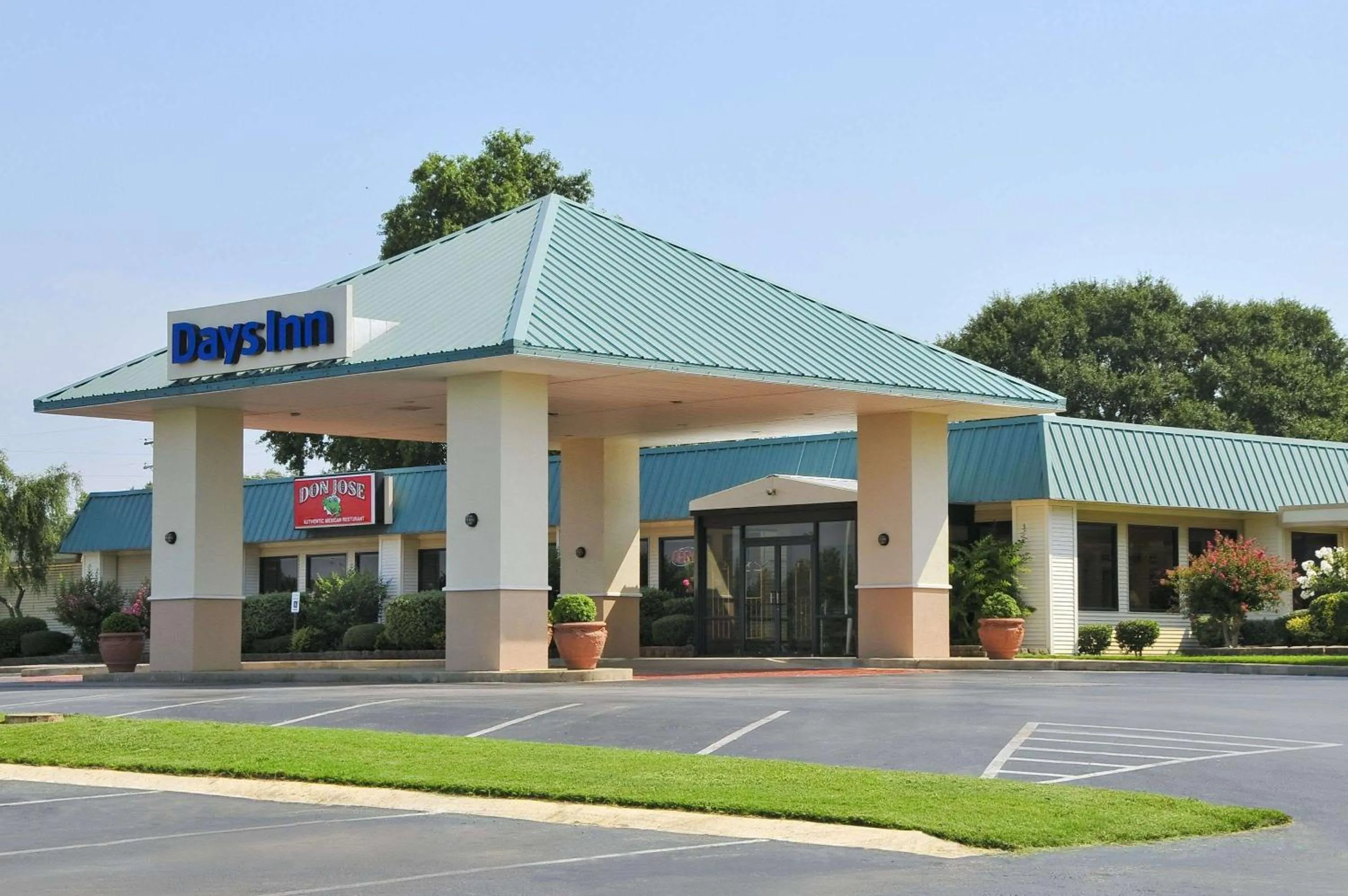 Property building in Days Inn by Wyndham Forrest City