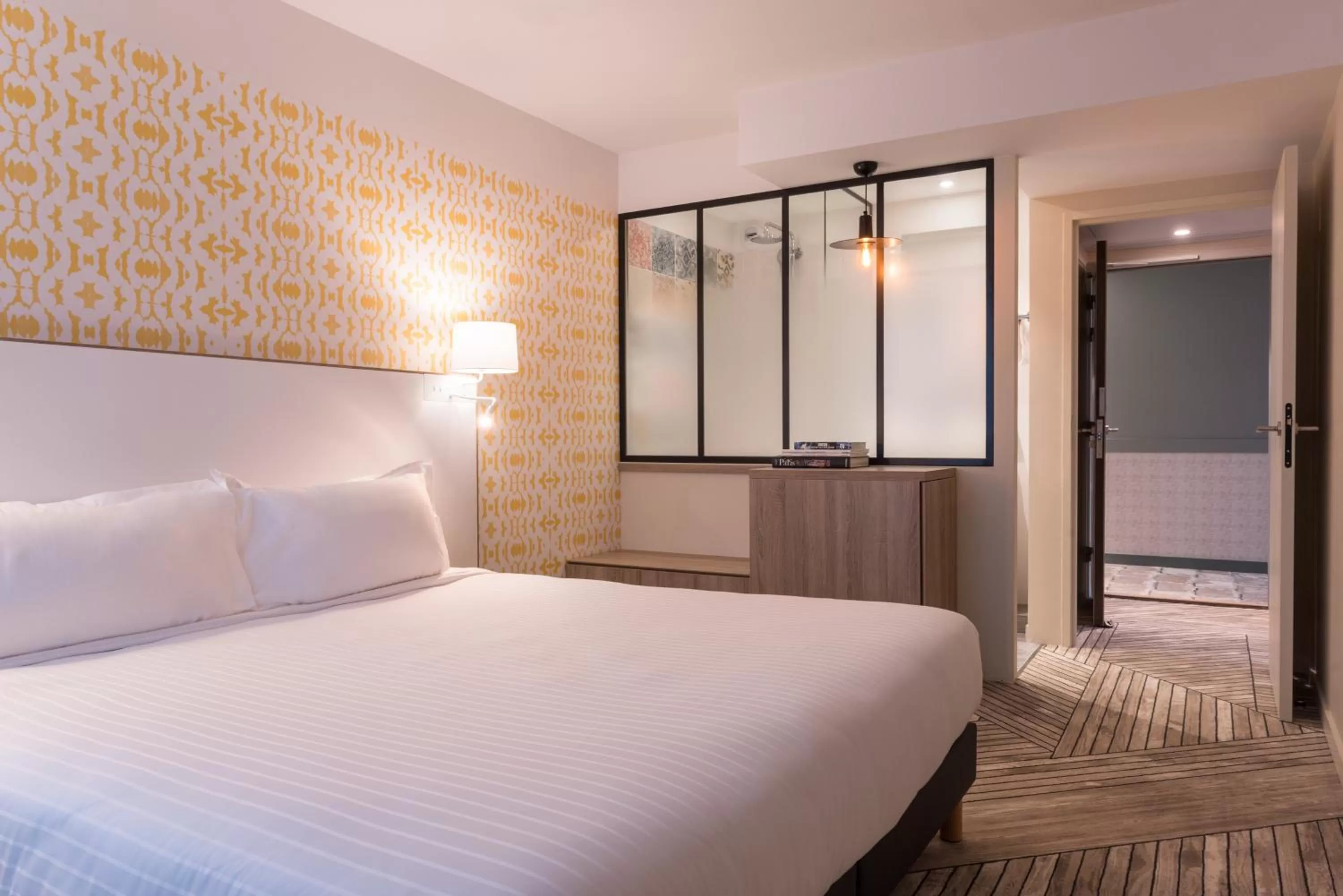 Bed in The Originals Boutique, Hôtel Maison Montmartre Paris Les Puces