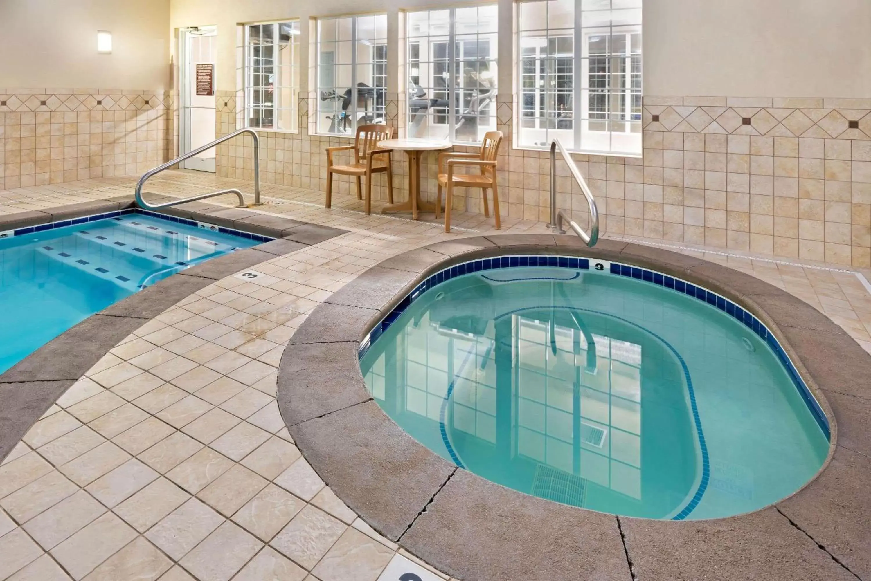 Hot Tub, Swimming Pool in La Quinta Inn by Wyndham Missoula