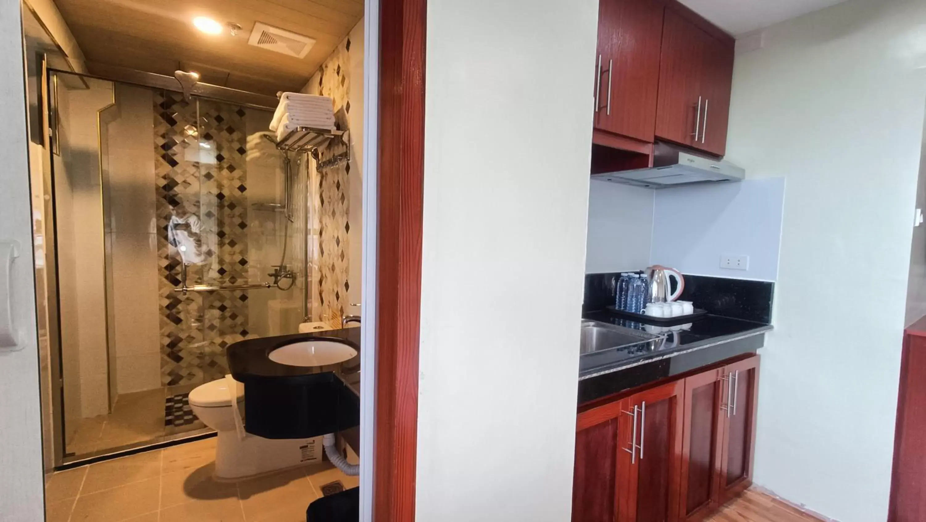 Bathroom, Kitchen/Kitchenette in 456 Hotel