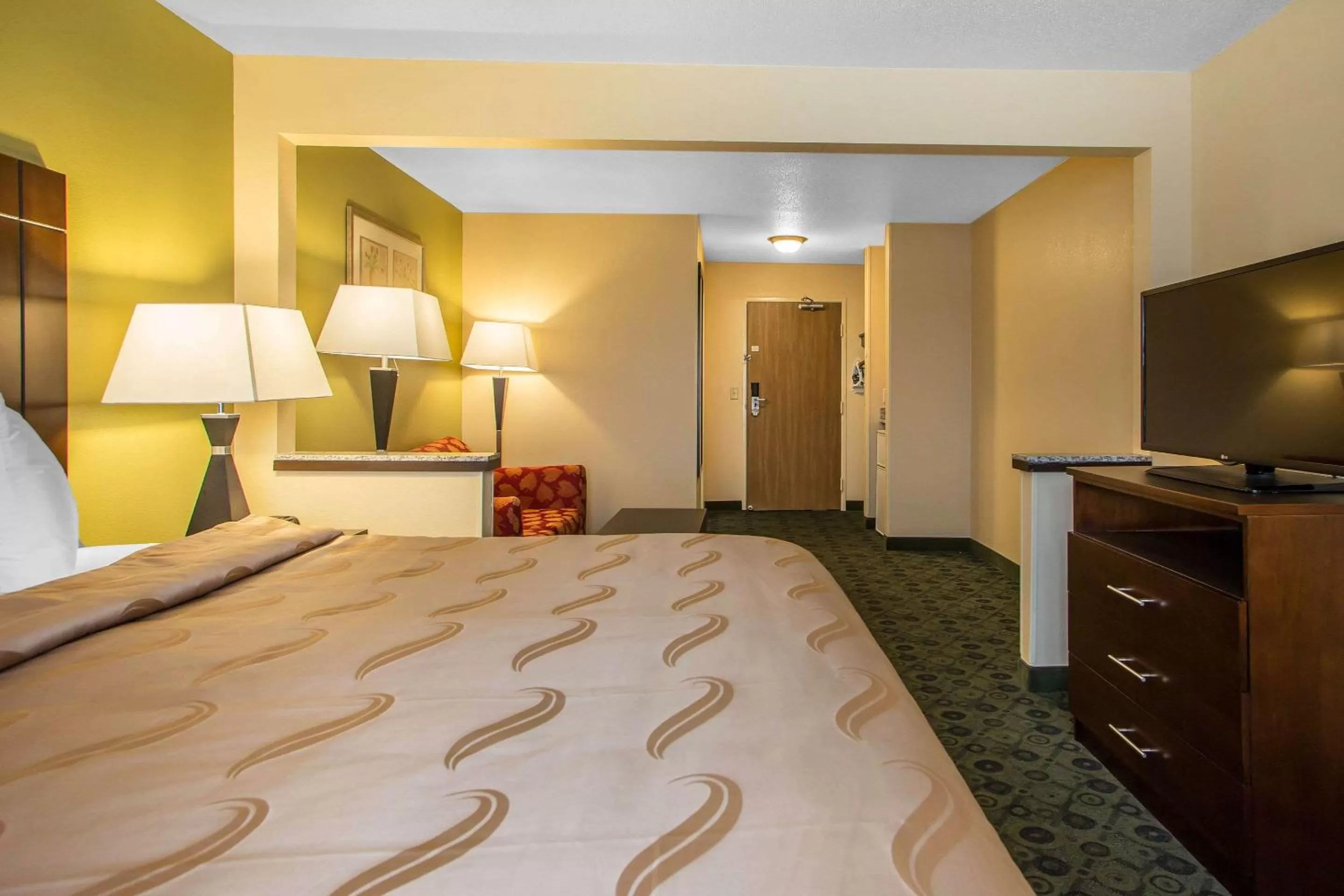 Bedroom, Bed in Quality Inn & Suites Bloomington I-55 and I-74