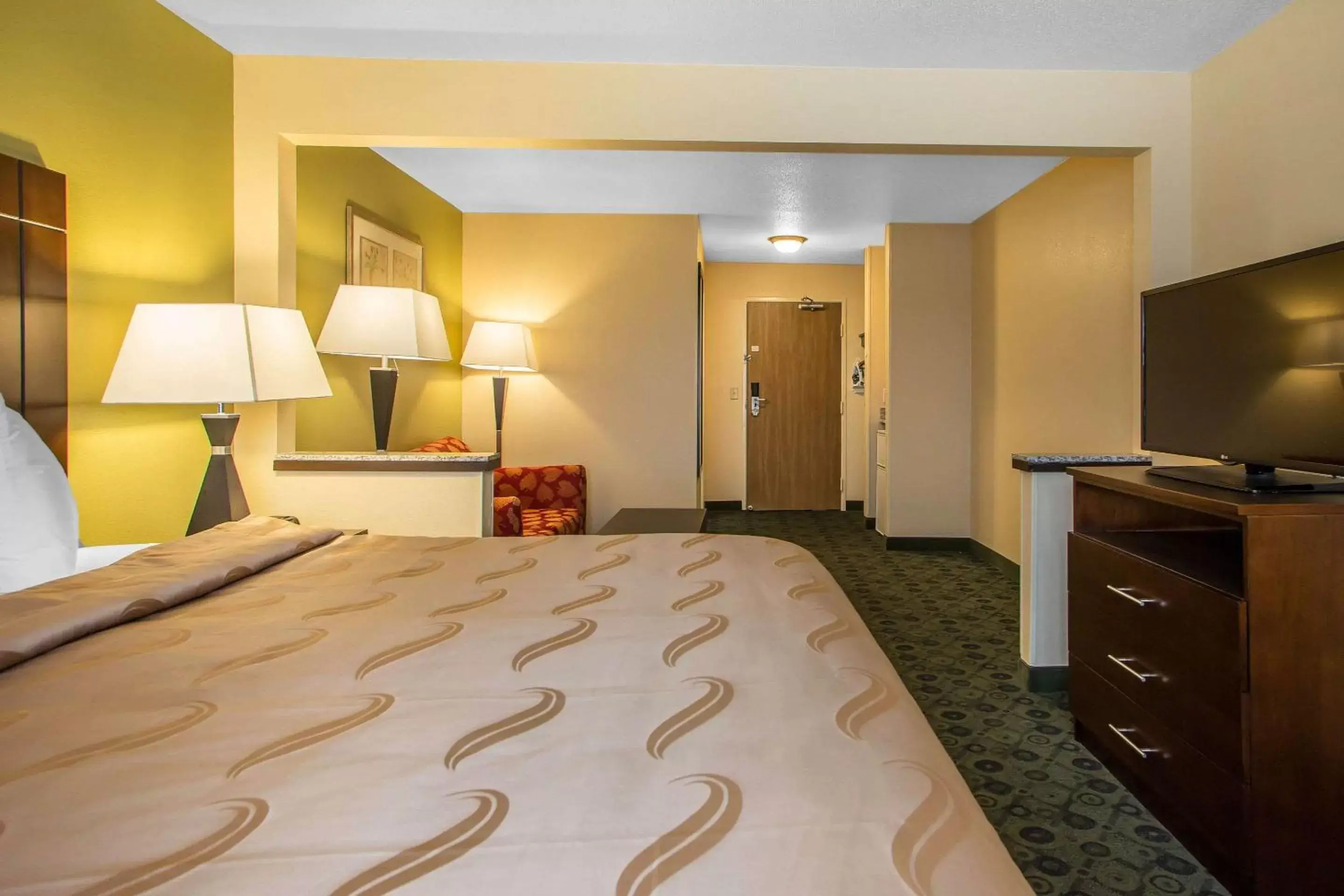 Photo of the whole room, Bed in Quality Inn & Suites Bloomington I-55 and I-74