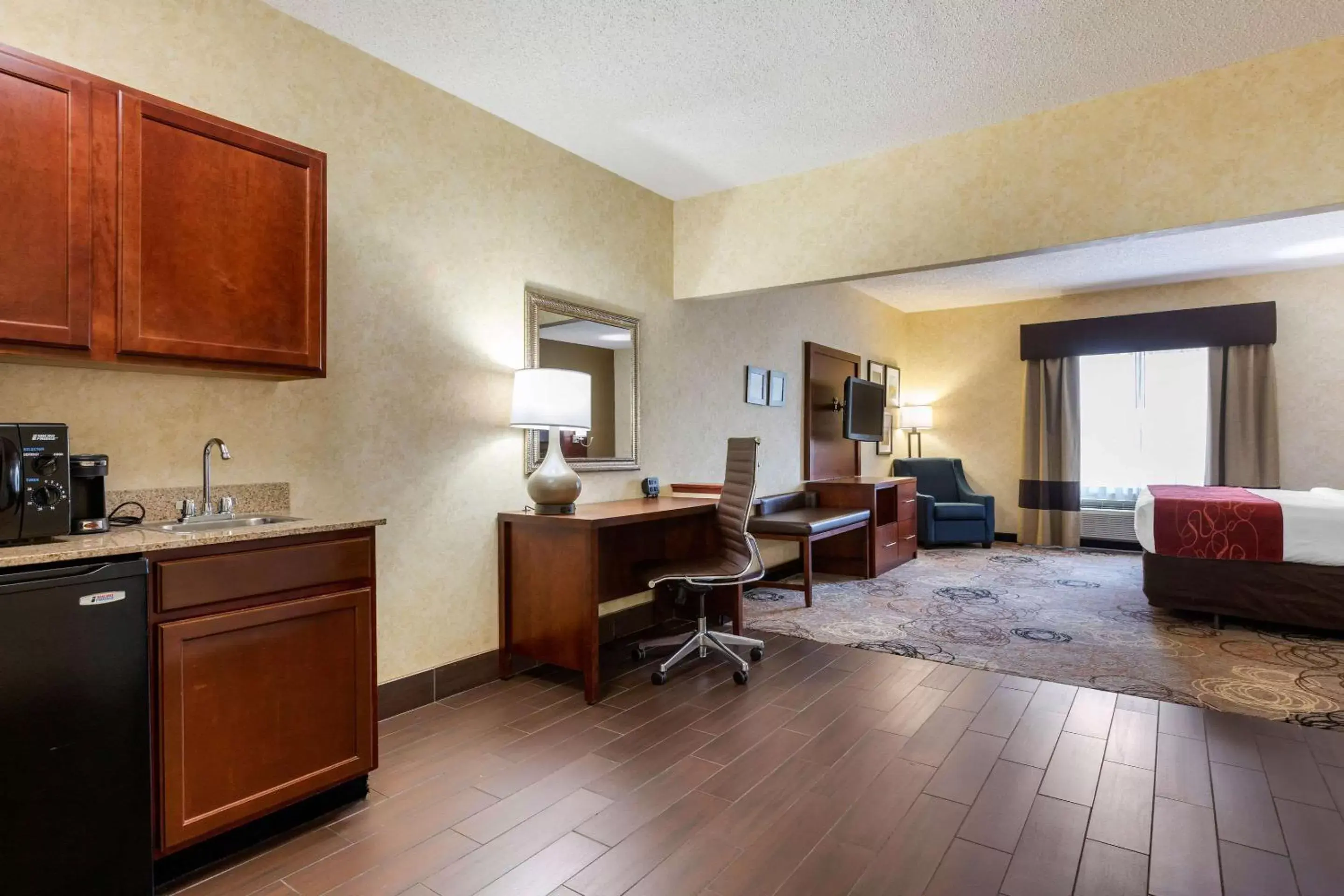 Photo of the whole room in Comfort Suites Southfield