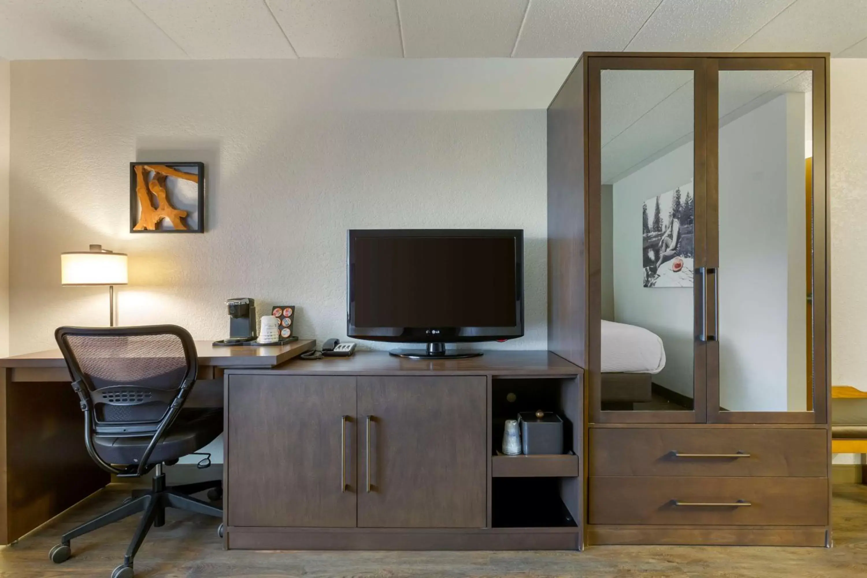 Bedroom, TV/Entertainment Center in Best Western Plus McCall Lodge and Suites