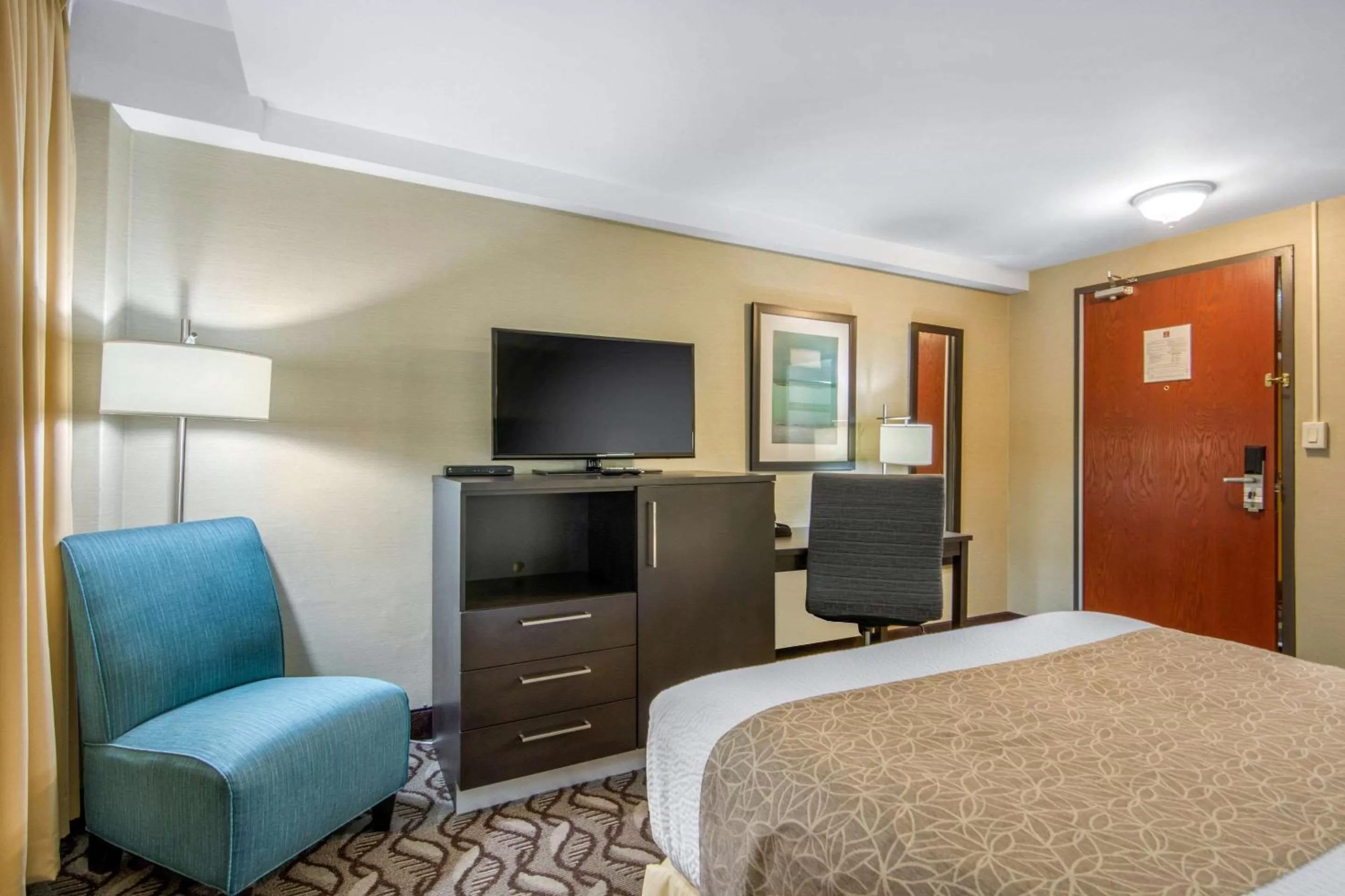 Photo of the whole room, Bed in Clarion Hotel