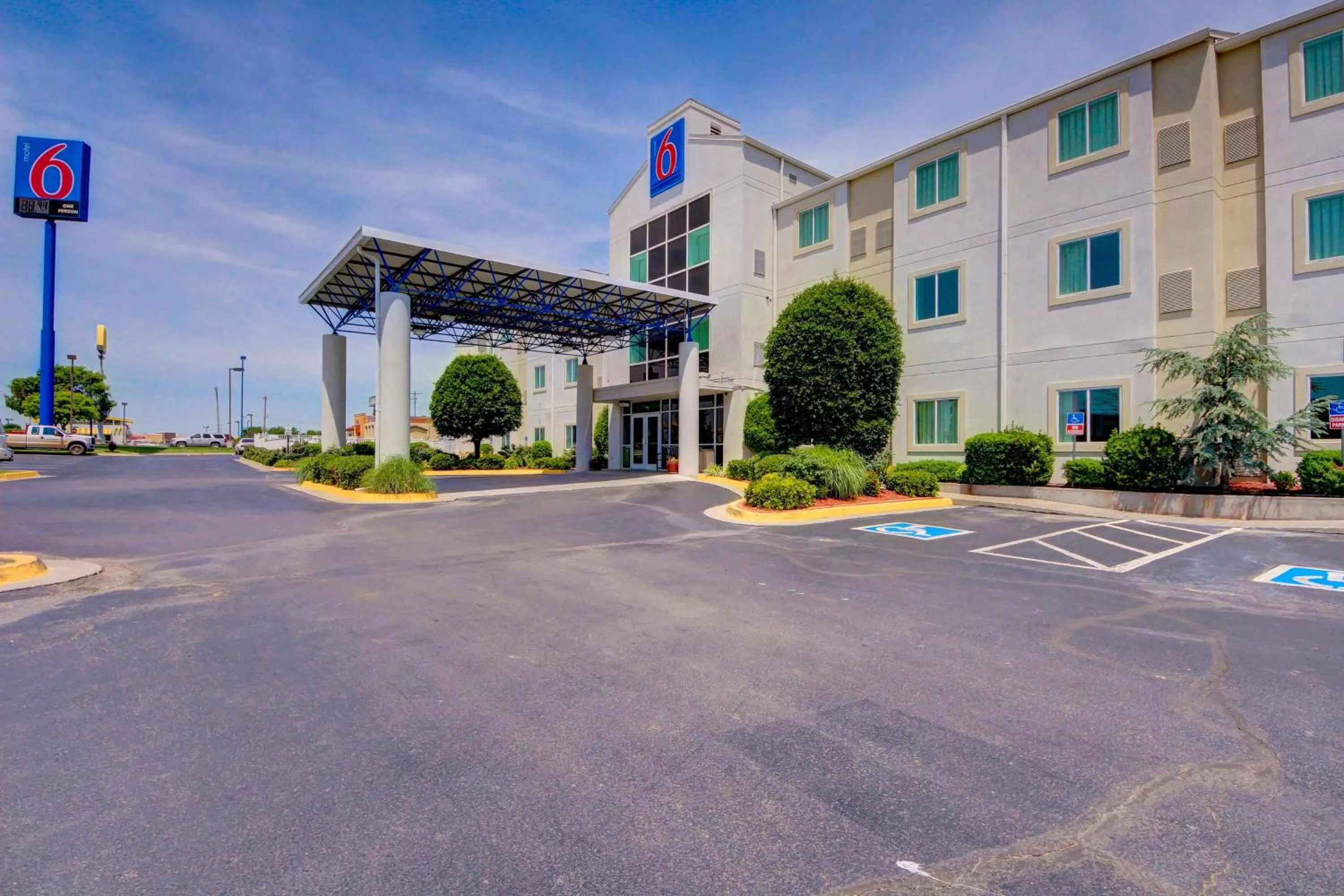 Property building in Motel 6-El Reno, OK