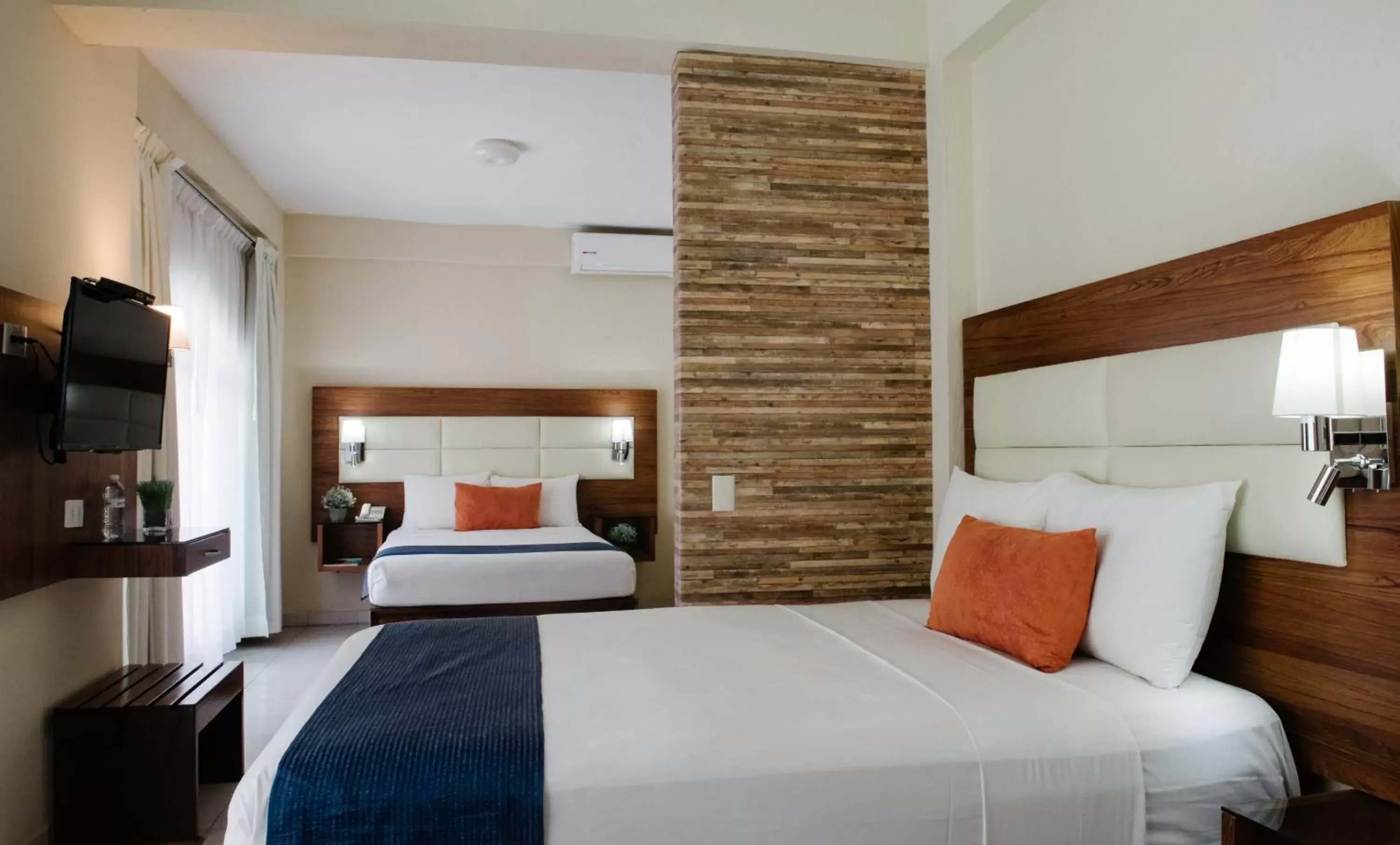 Photo of the whole room, Bed in Hotel San Miguel, en el Centro - Desayuno Gratis