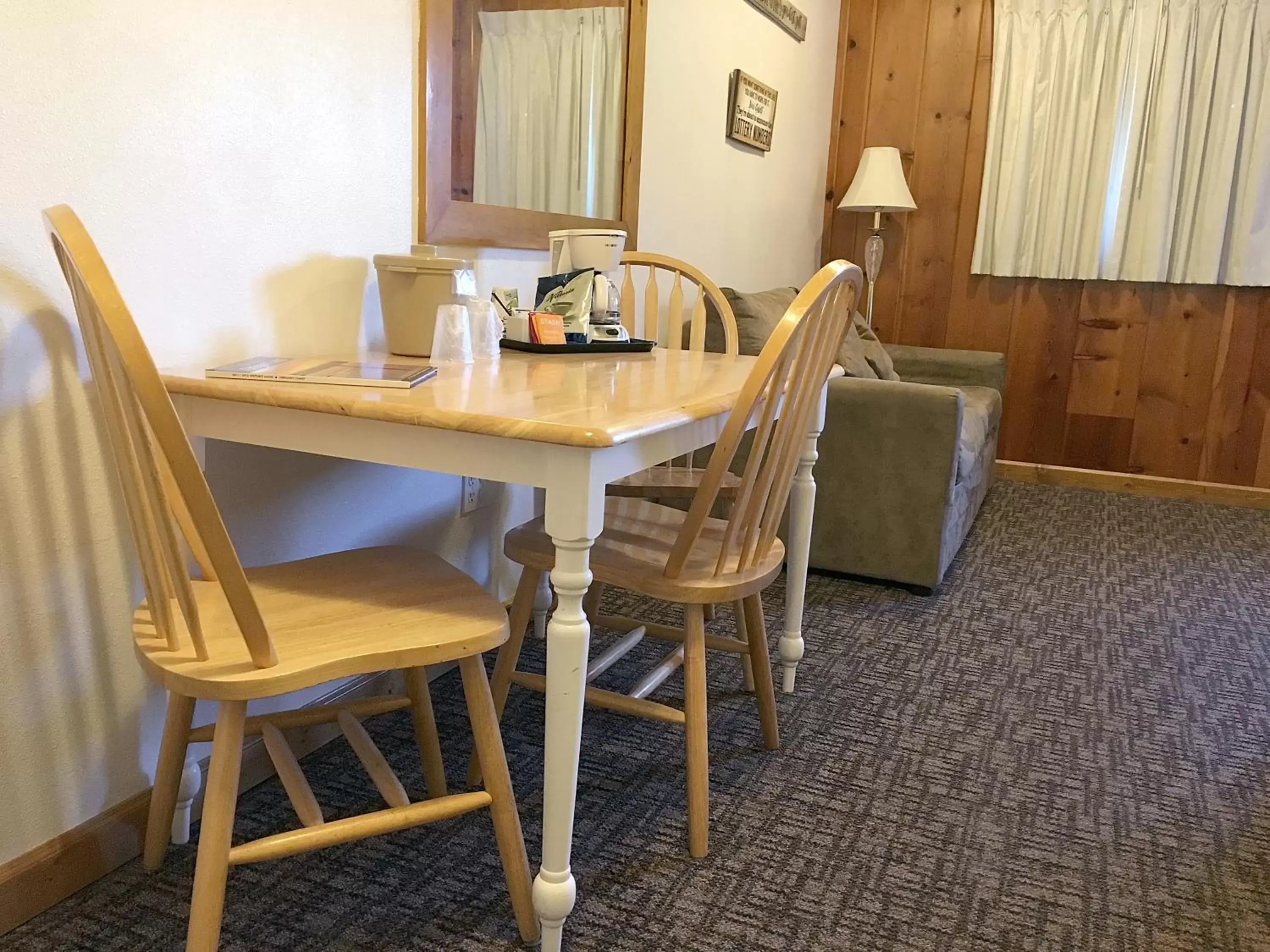 Dining Area in Park Motel and Cabins