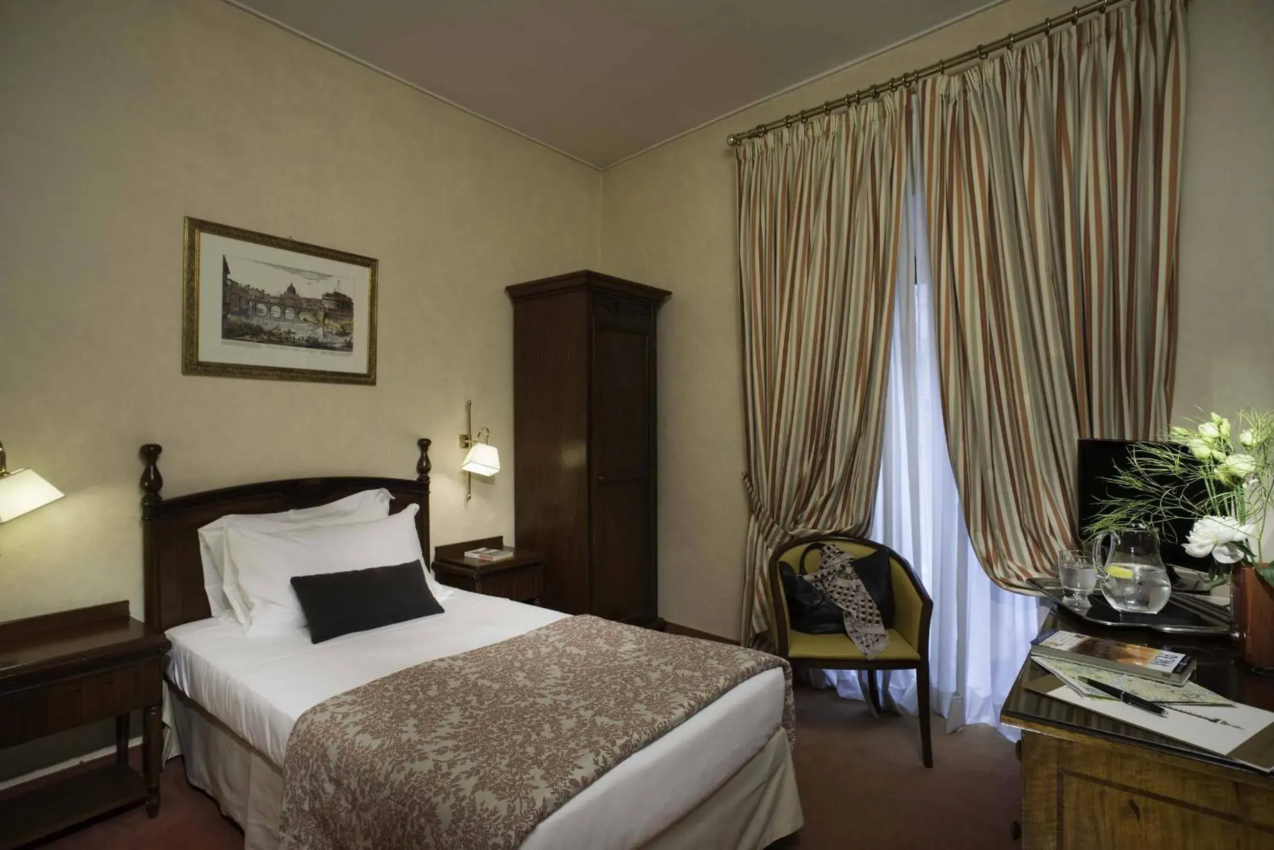 Photo of the whole room, Bed in Colonna Palace