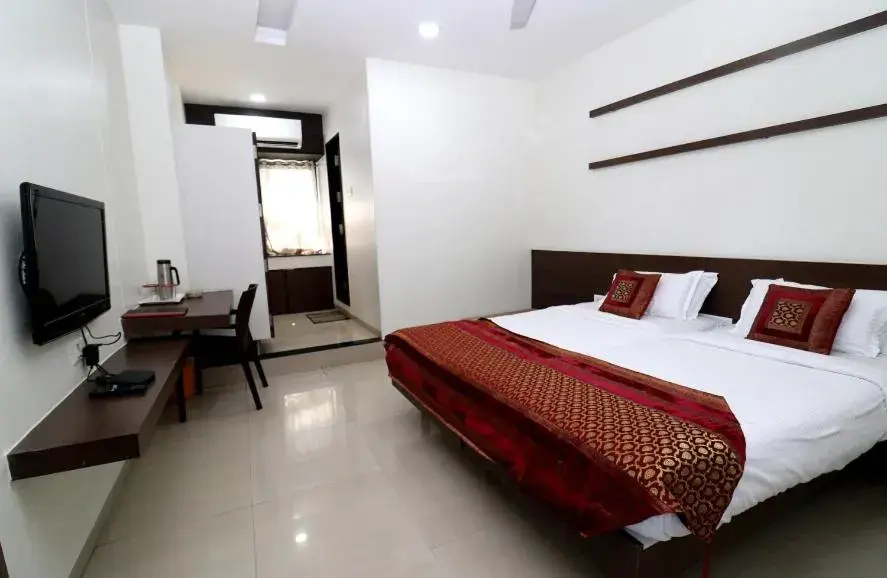 Bed in Hotel Girnar