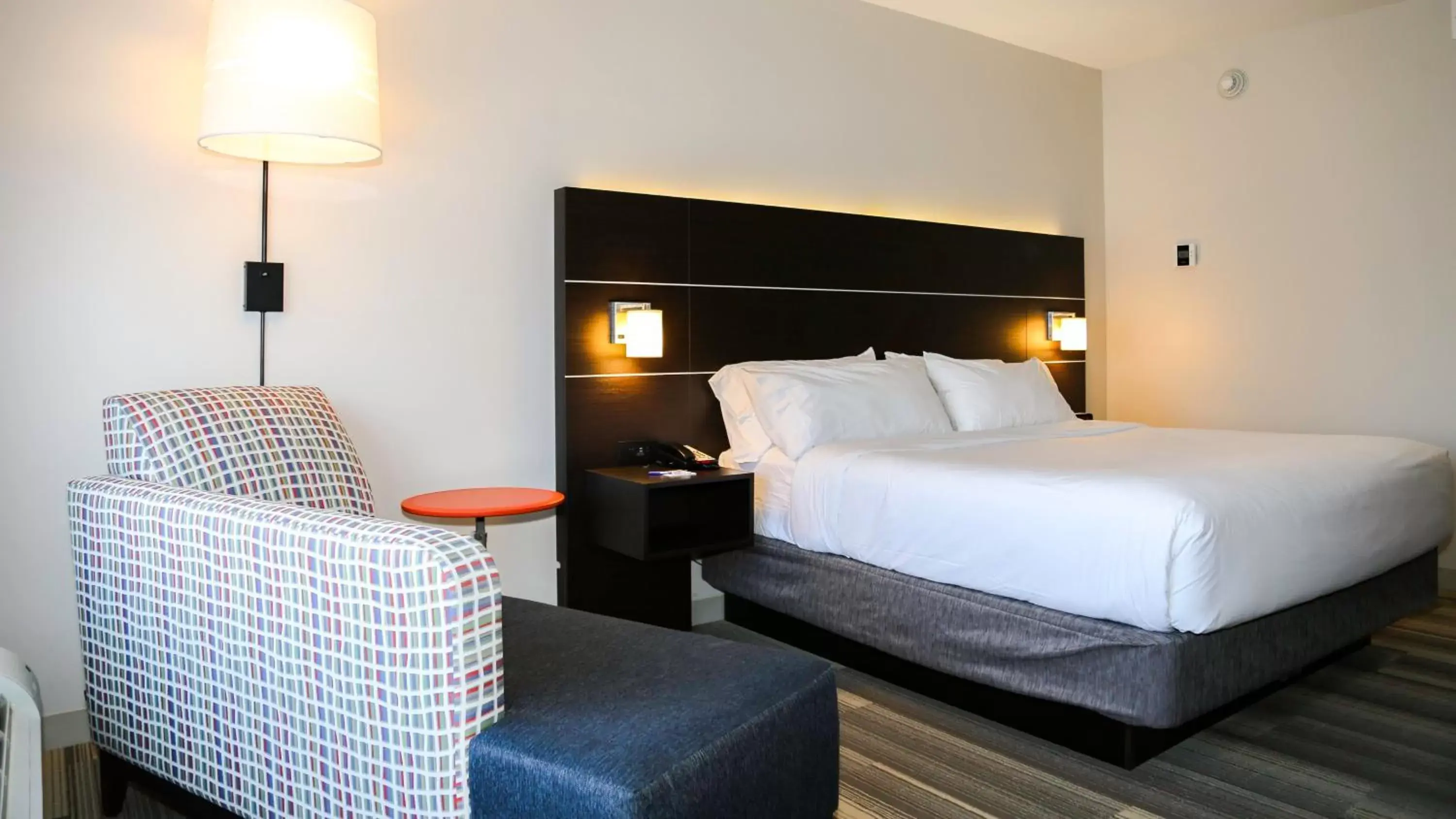 Photo of the whole room, Bed in Holiday Inn Express & Suites Kingston-Ulster, an IHG Hotel