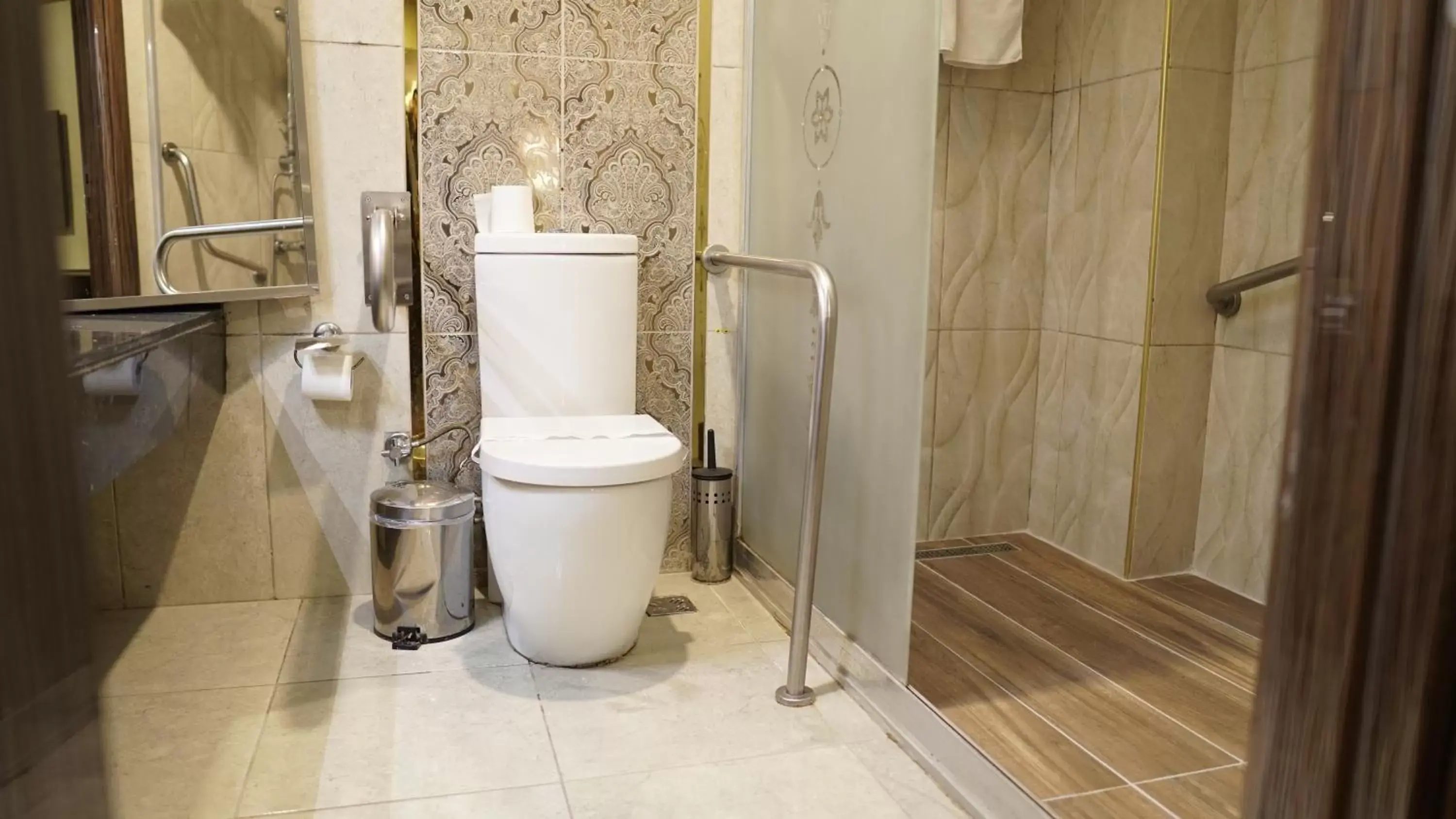 Shower, Bathroom in Green Prusa Hotel