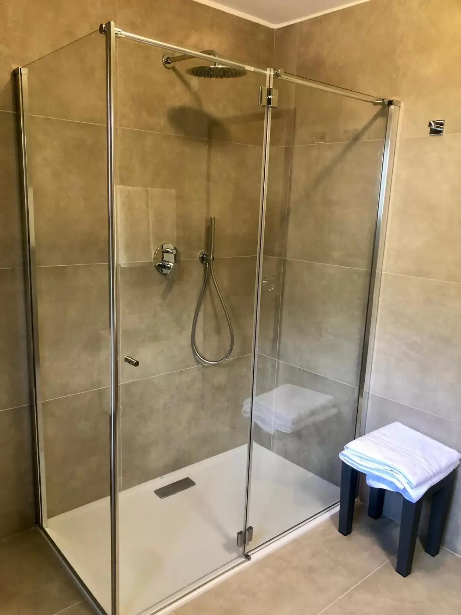 Shower, Bathroom in Hotel Zeni