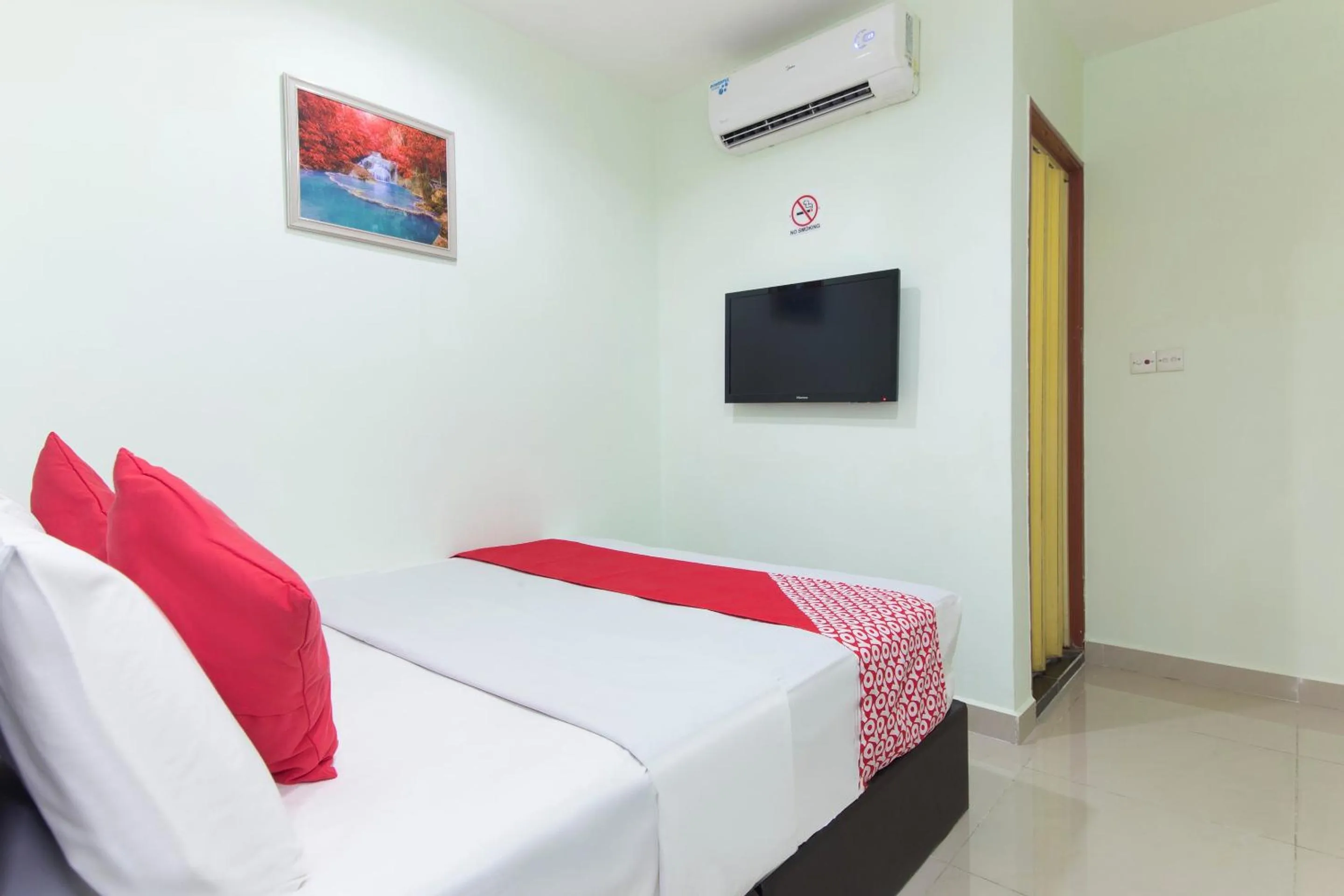 Bedroom, Bed in OYO 444 KL Empire Hotel