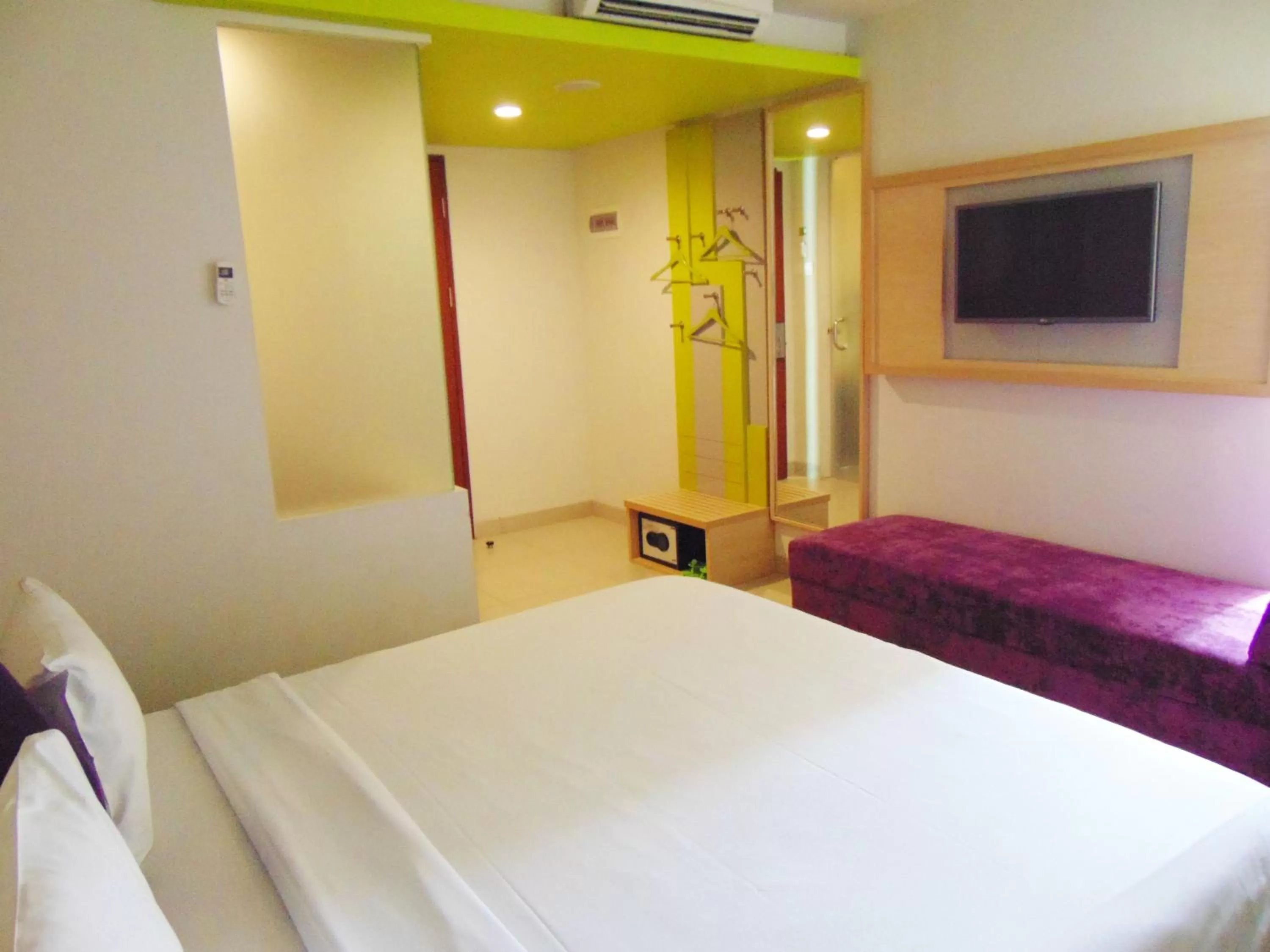 TV and multimedia, Bed in MaxoneHotels at Kramat