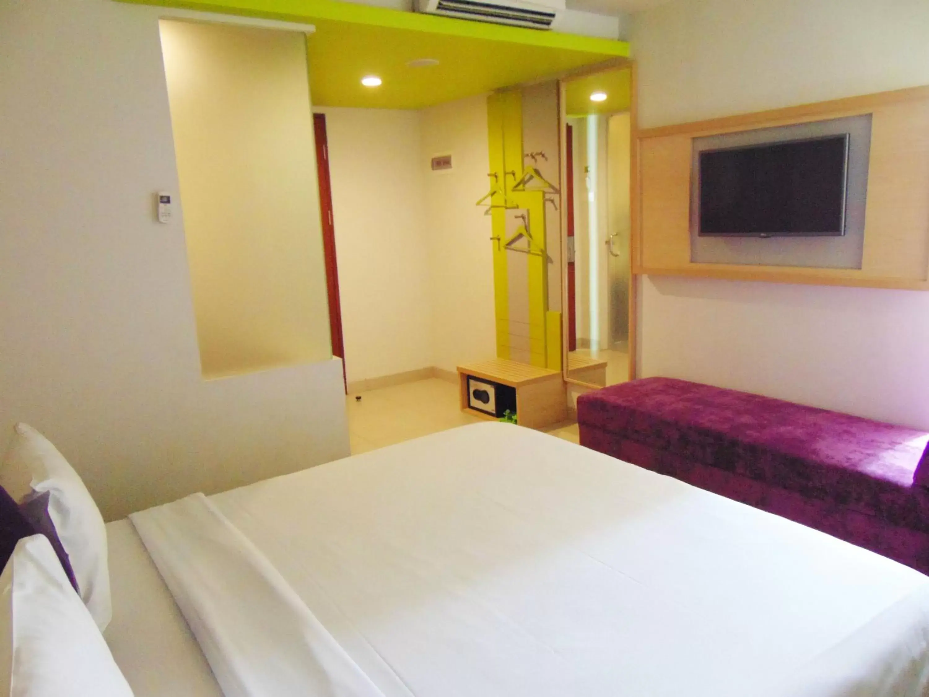 TV and multimedia, Bed in MaxoneHotels.com at Kramat