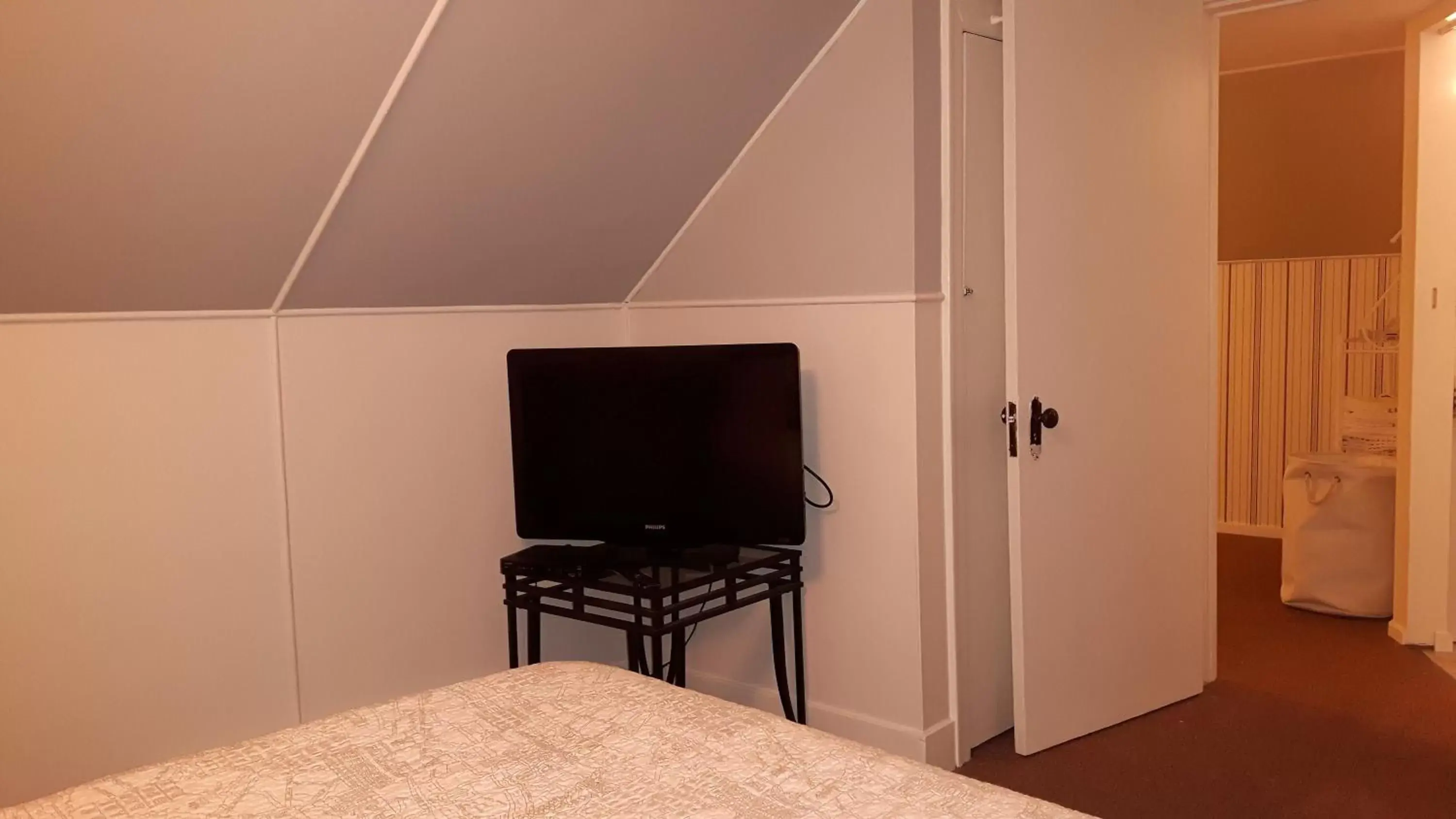 Bedroom, TV/Entertainment Center in Campbell Cottage B&B