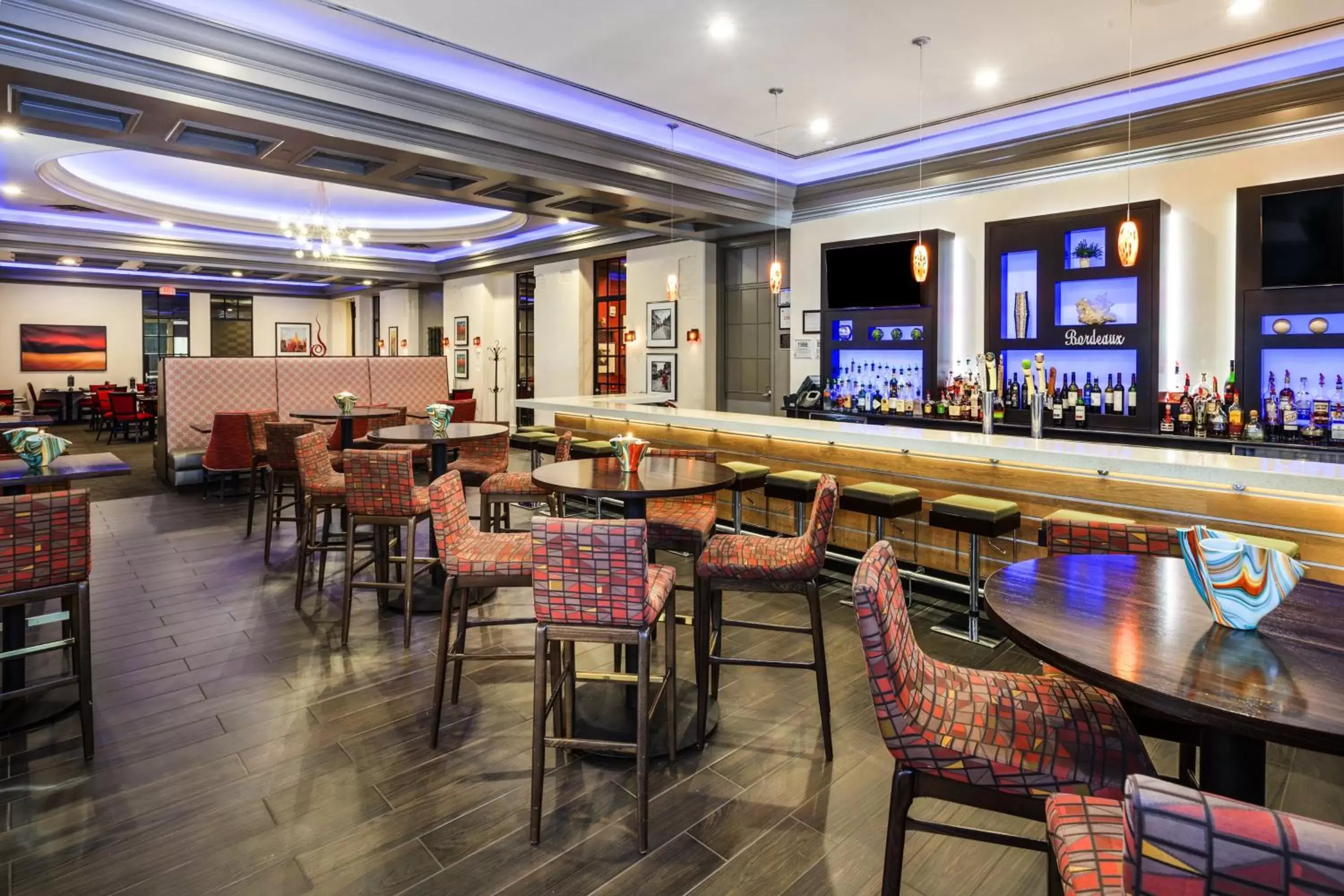 Lounge or bar, Restaurant/Places to Eat in Crowne Plaza Lansing West, an IHG Hotel