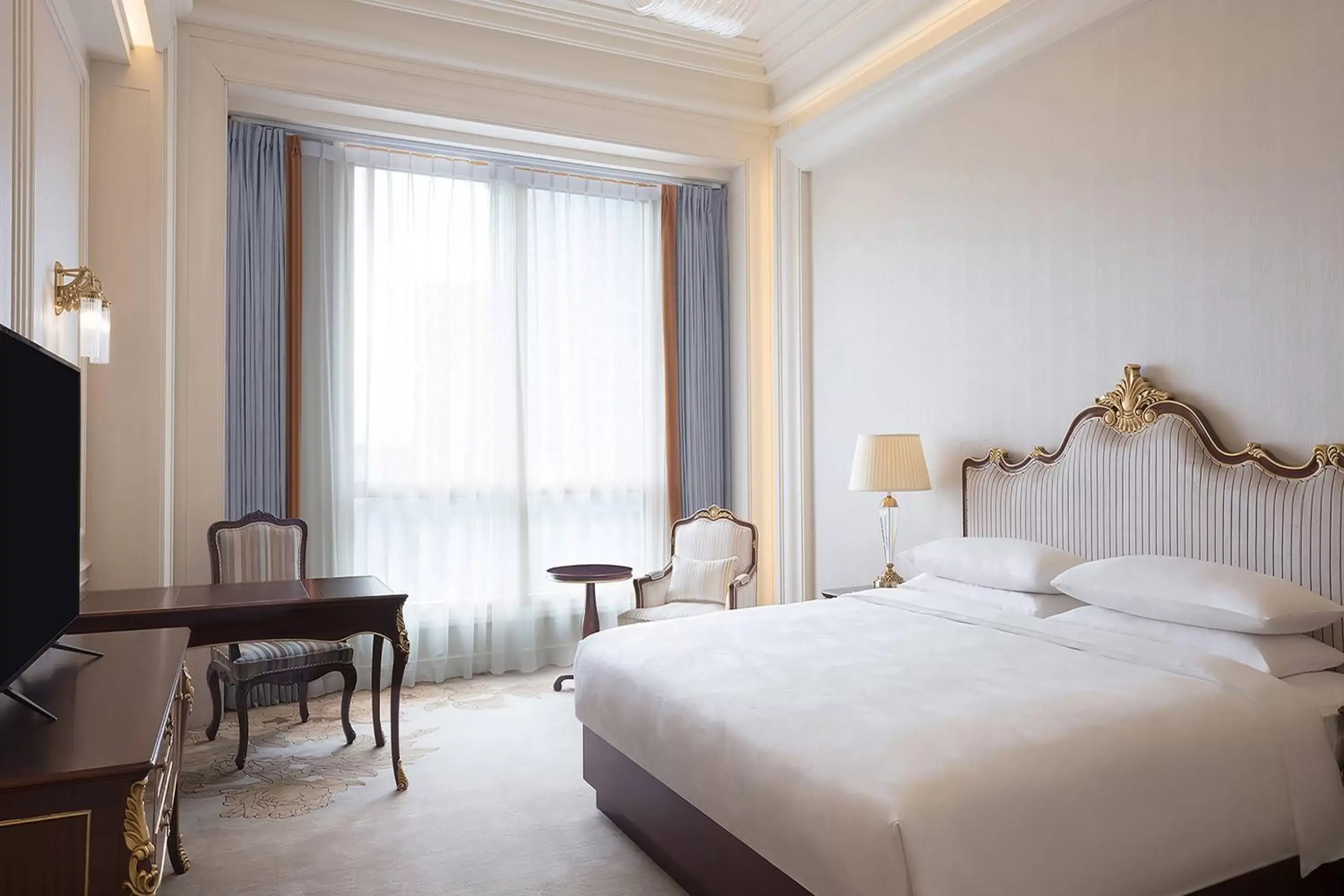 Photo of the whole room, Bed in Delta Hotels by Marriott Shanghai Baoshan