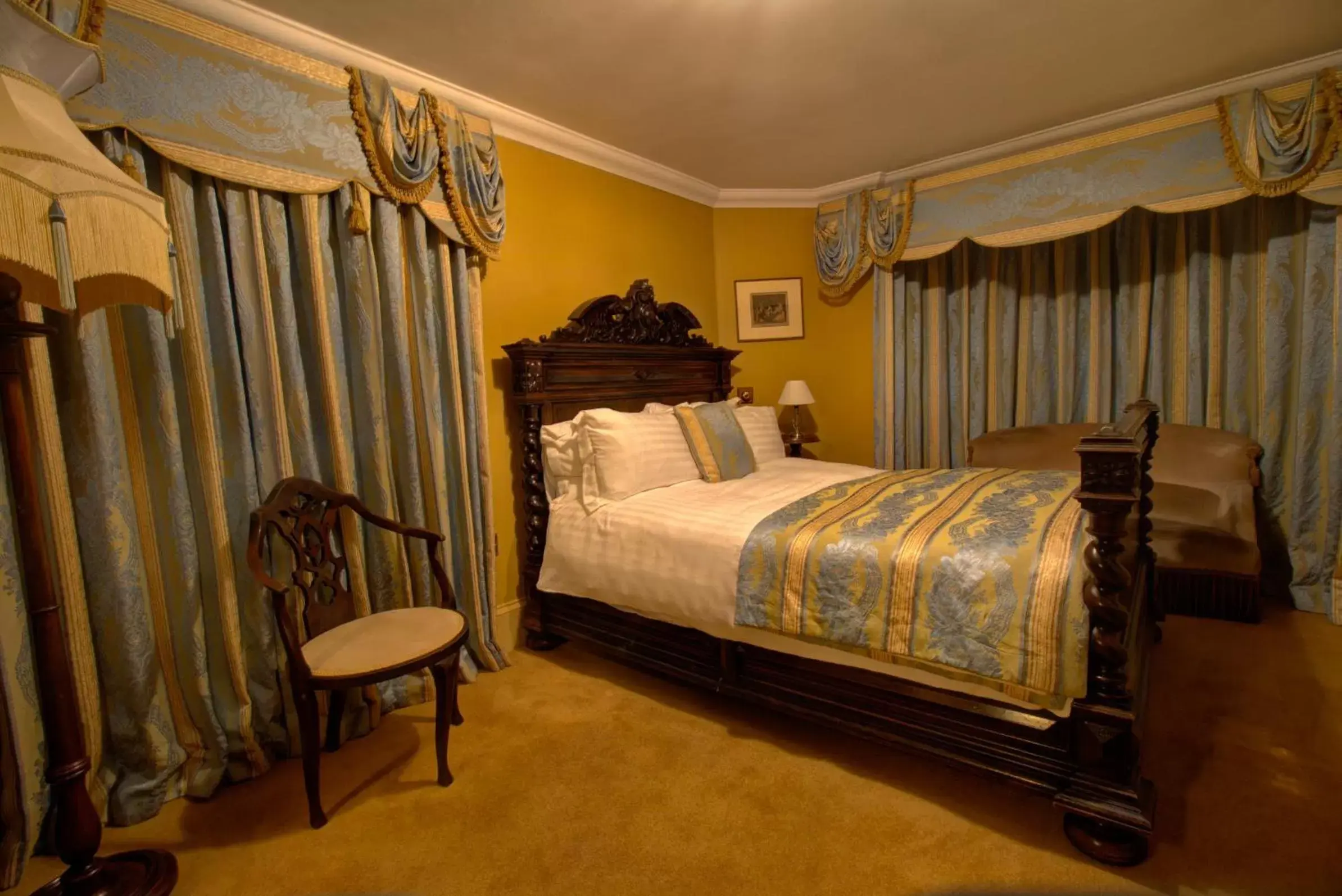Photo of the whole room, Bed in Artfuls