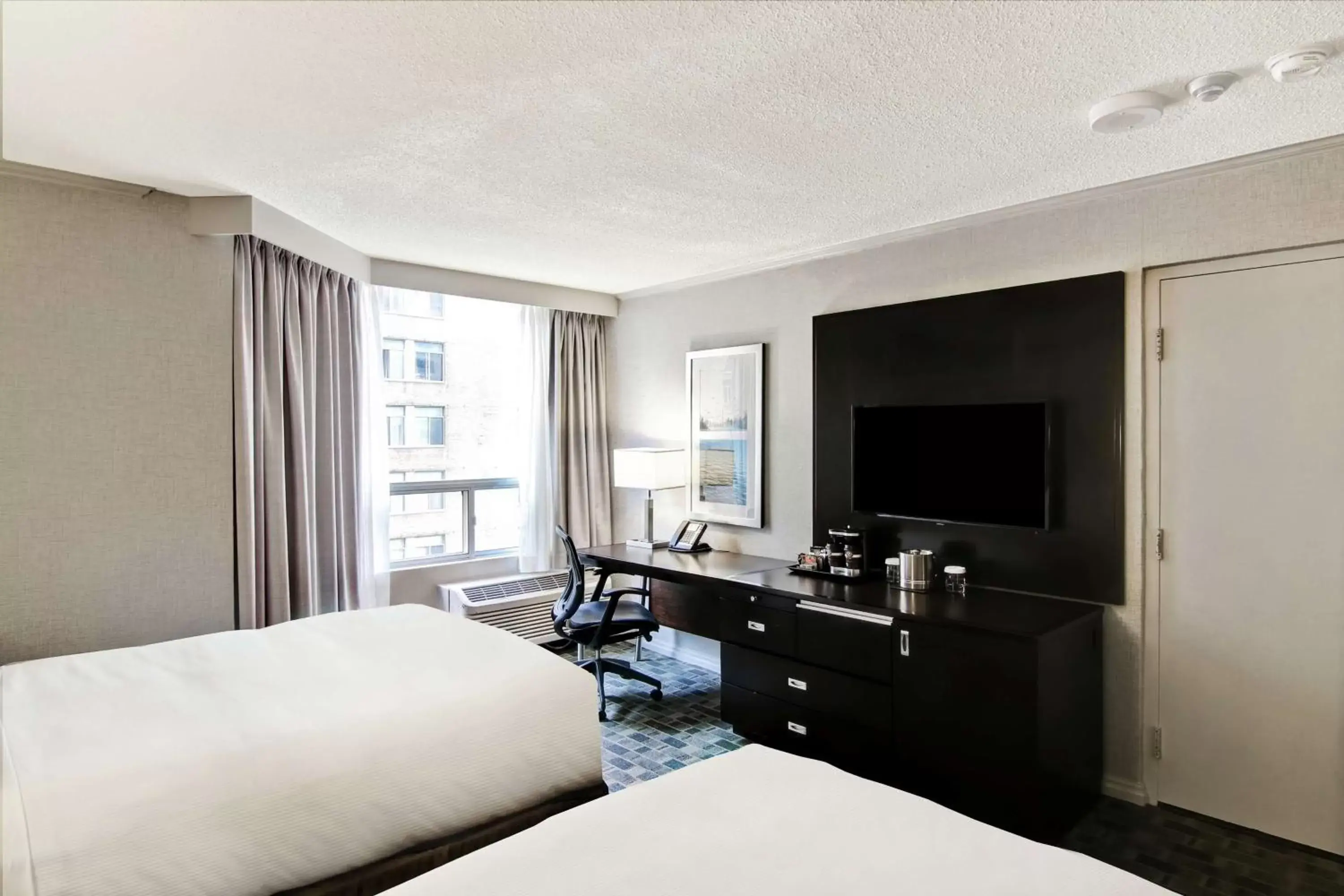 Bed, TV/Entertainment Center in DoubleTree by Hilton Toronto Downtown