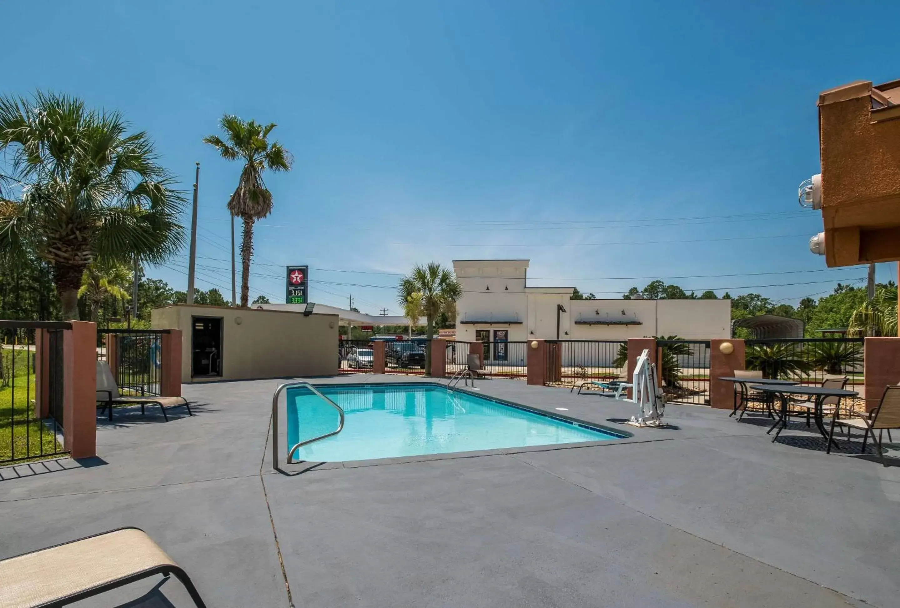 Swimming Pool in Econolodge Inn & Suites