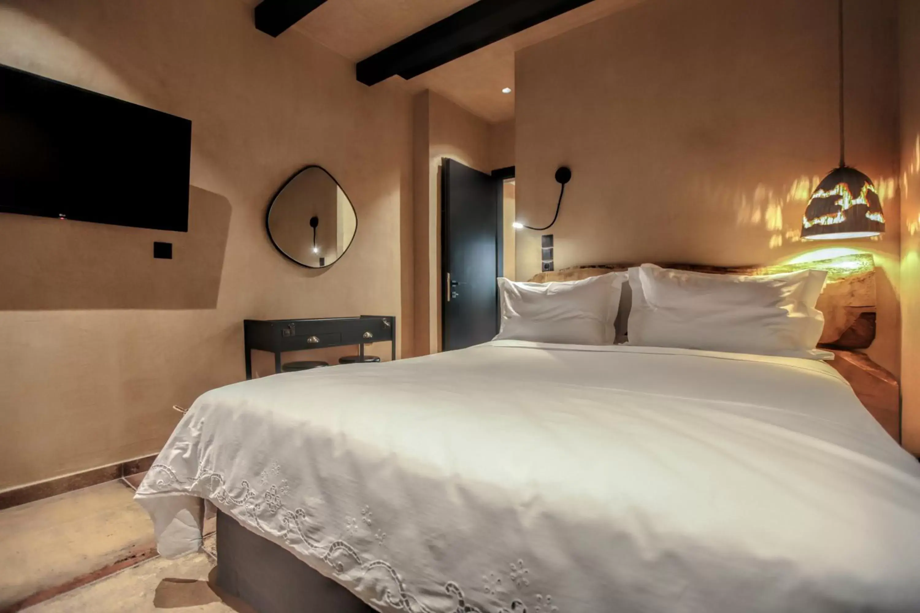 Photo of the whole room, Bed in Meteora Heaven and Earth Kastraki premium suites