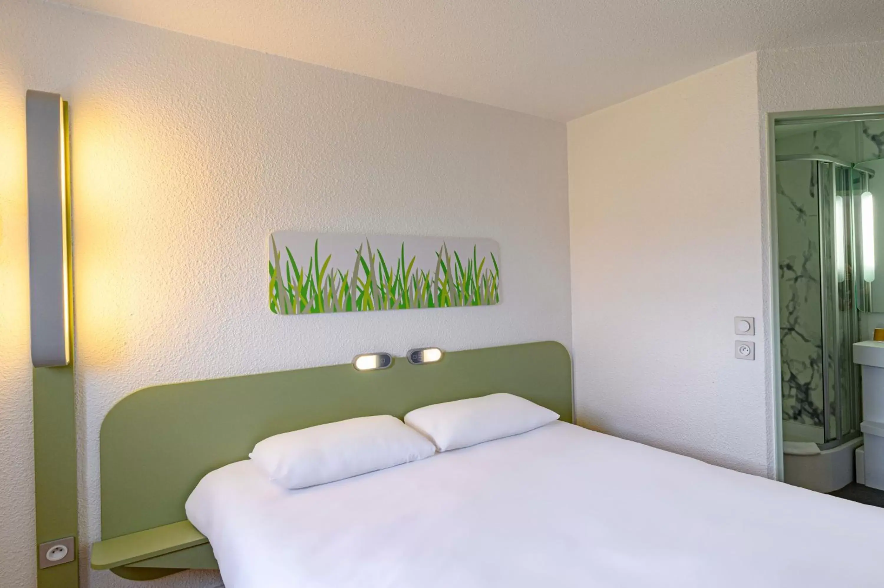 Shower, Bed in Ibis budget Saint-Étienne stade