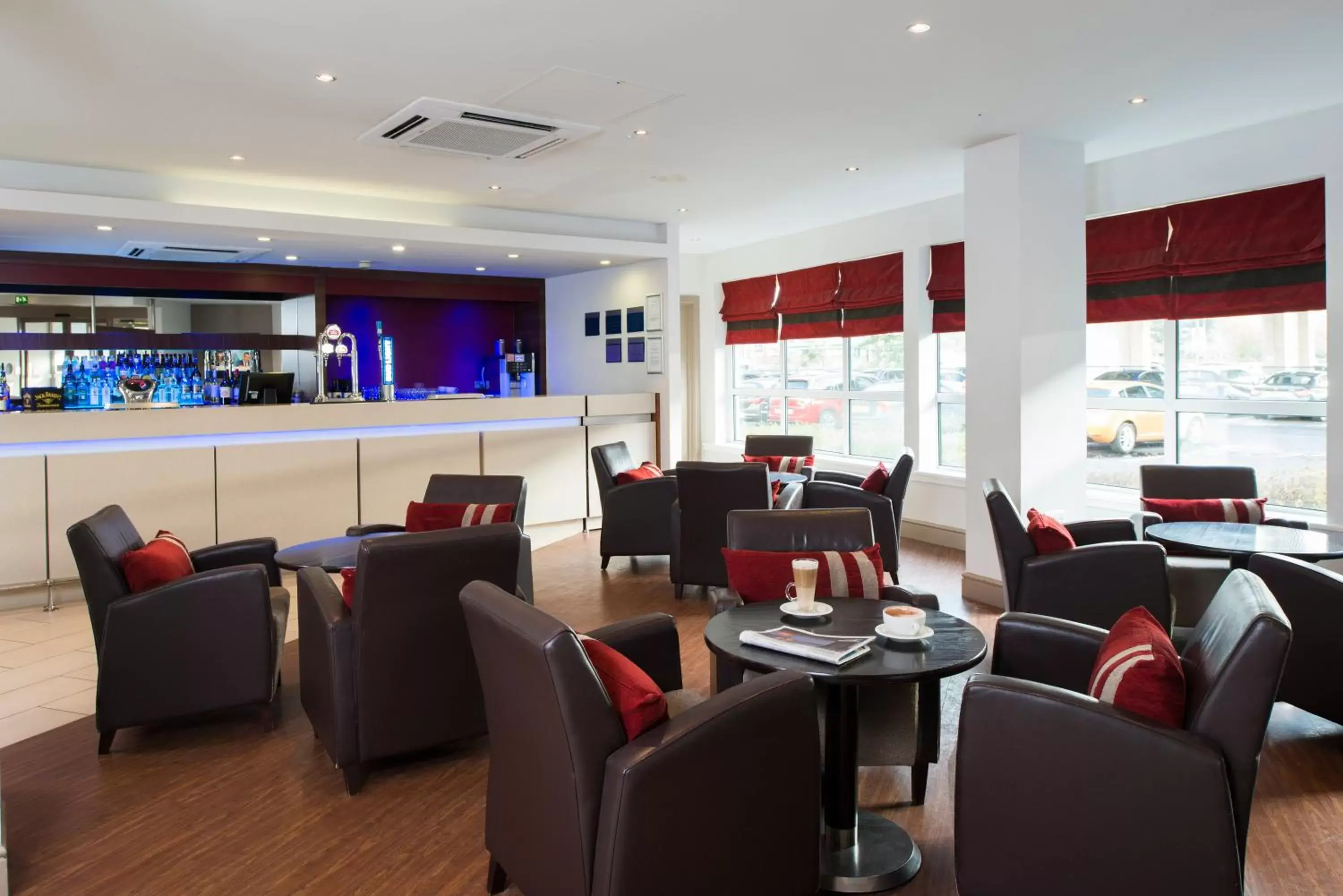 Lounge or bar, Lounge/Bar in Holiday Inn Express - Glasgow Airport, an IHG Hotel