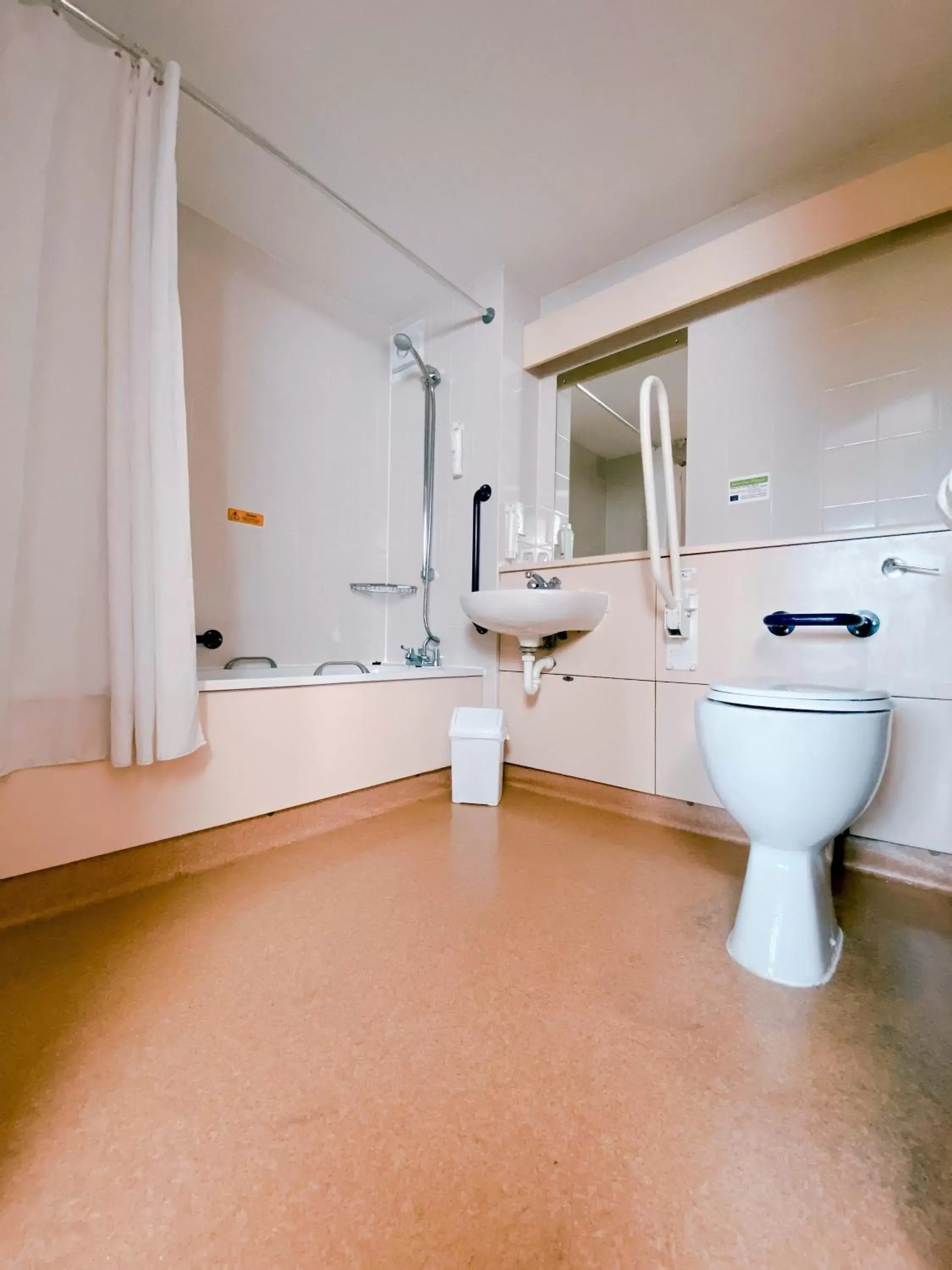 Bathroom in Redwings Lodge Baldock