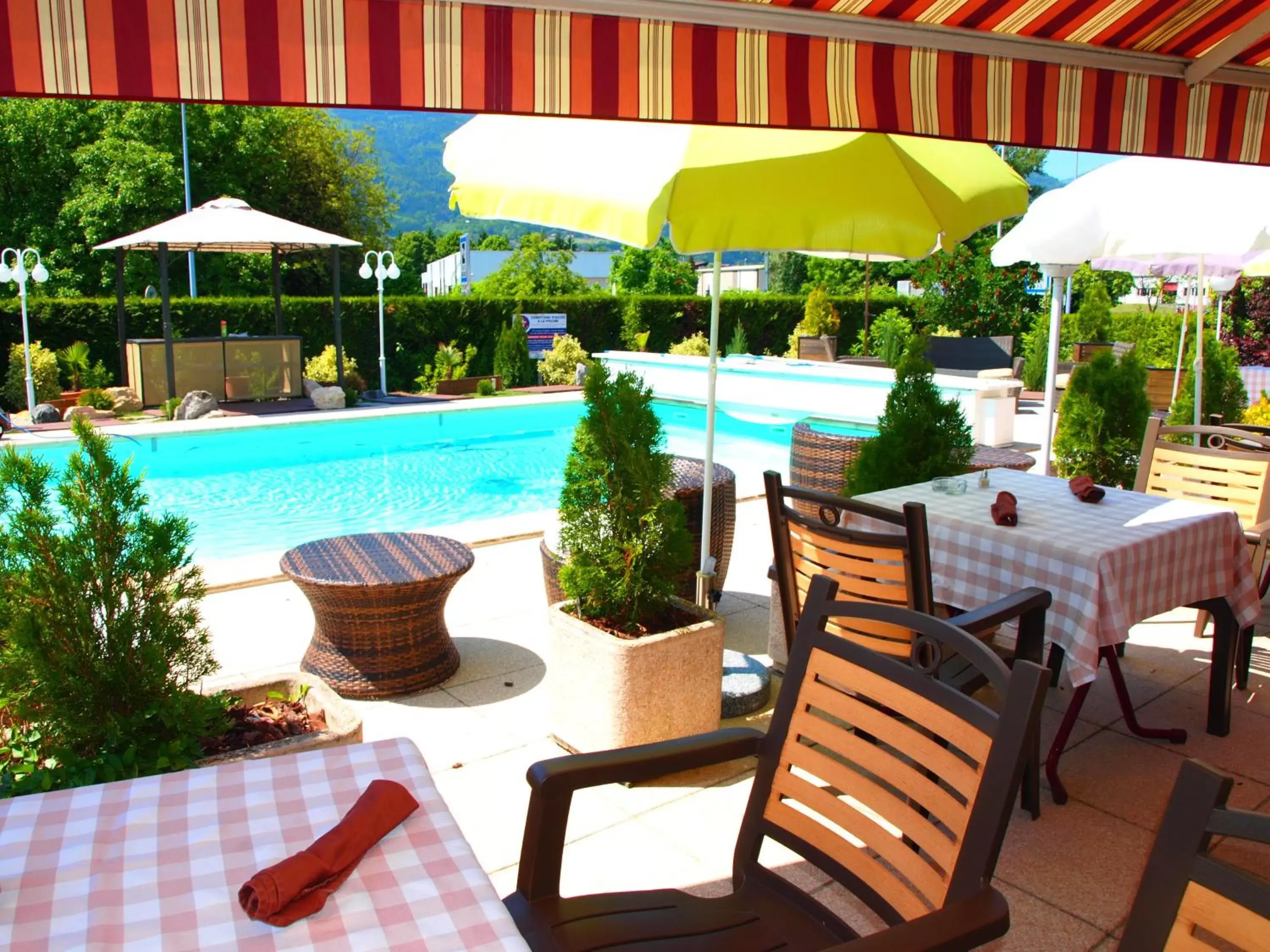 Restaurant/places to eat, Swimming Pool in The Originals City, Hôtel du Faucigny, Cluses Ouest