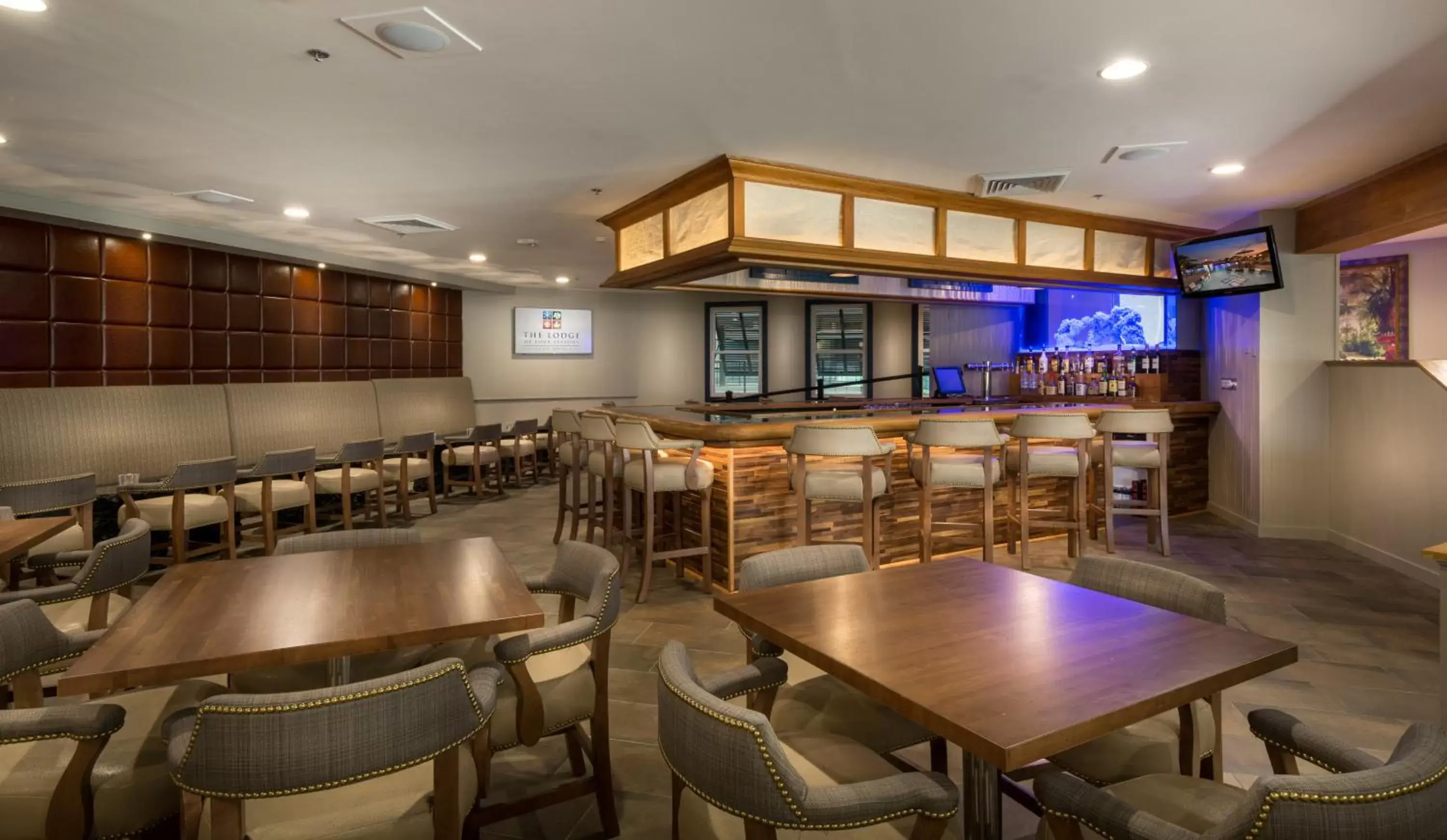 Lounge or bar, Restaurant/Places to Eat in Lodge of Four Seasons Golf Resort, Marina & Spa