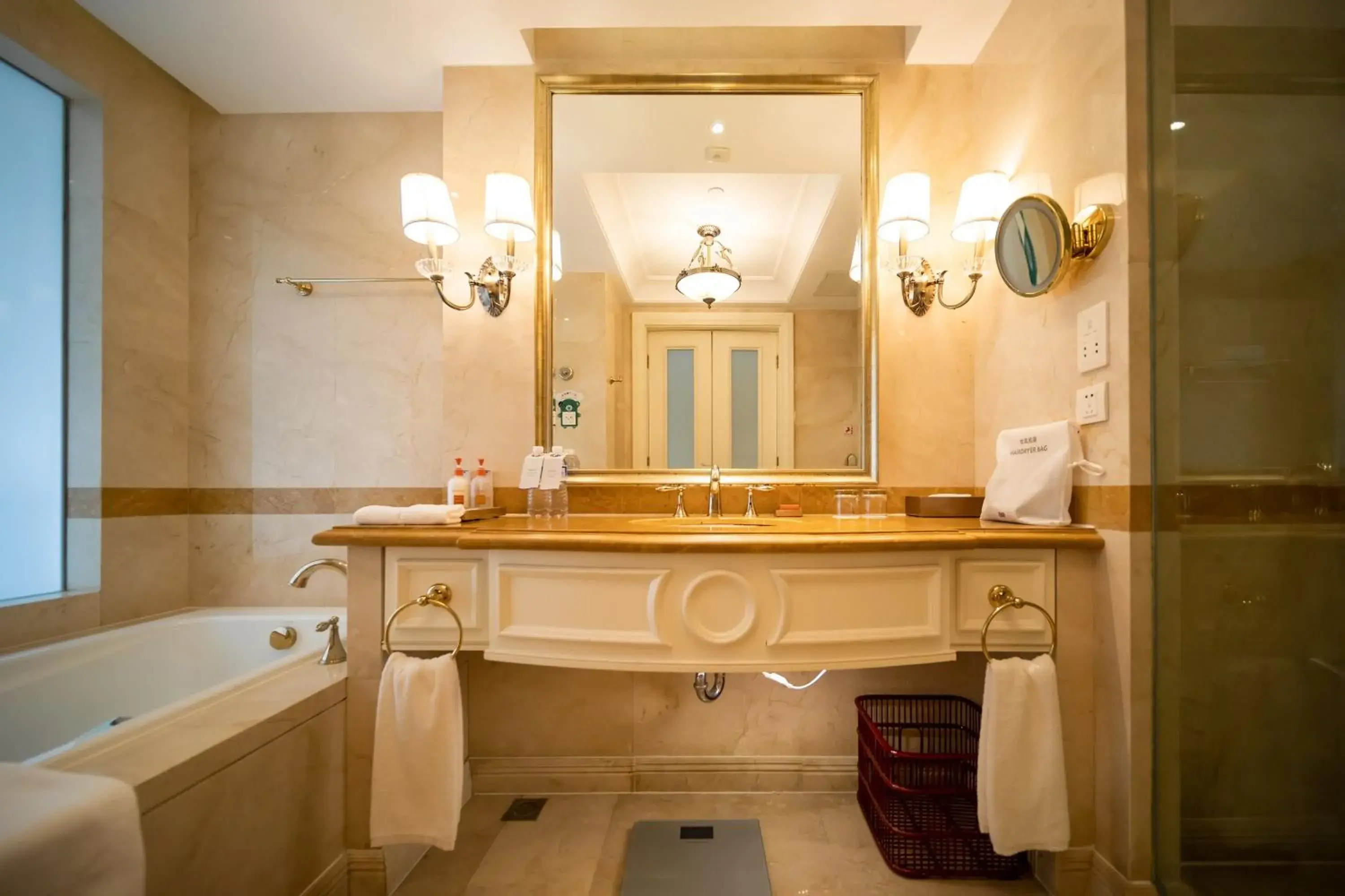 Photo of the whole room, Bathroom in Crowne Plaza Ocean Spring Resort, an IHG Hotel