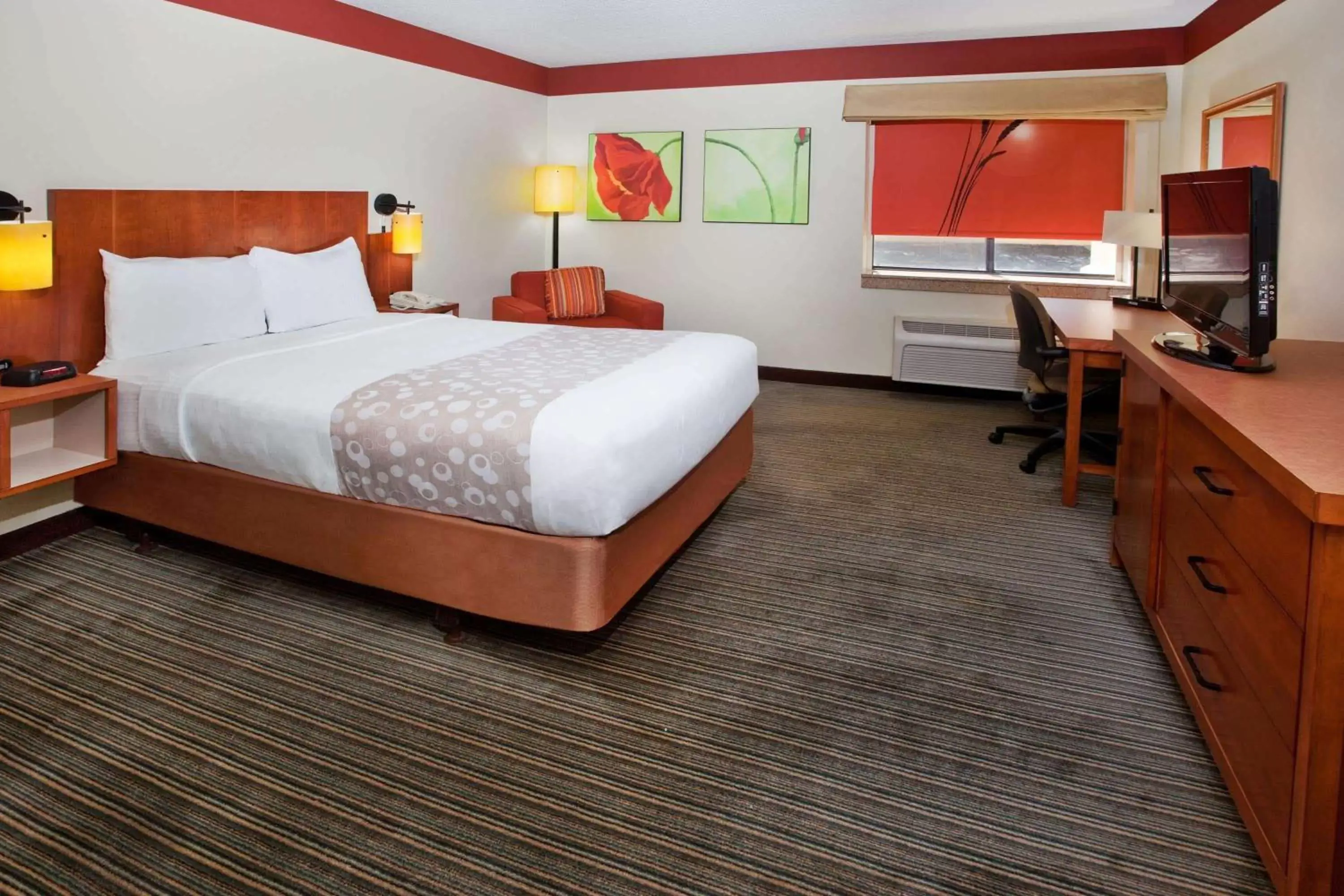 Photo of the whole room, Bed in La Quinta by Wyndham Columbus State University